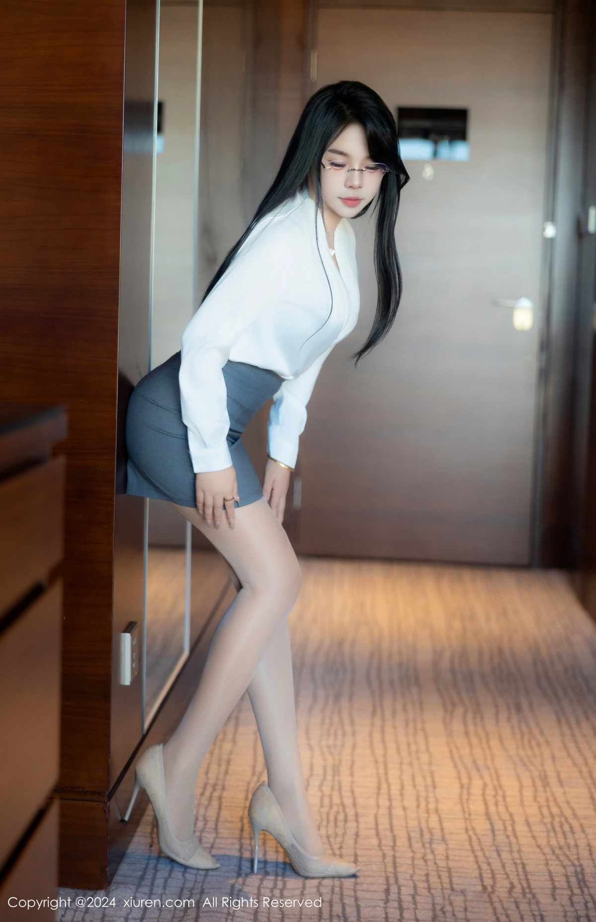 [XiuRen]高清写真图 2024.08.09 No.8989 麦田 丝袜美腿