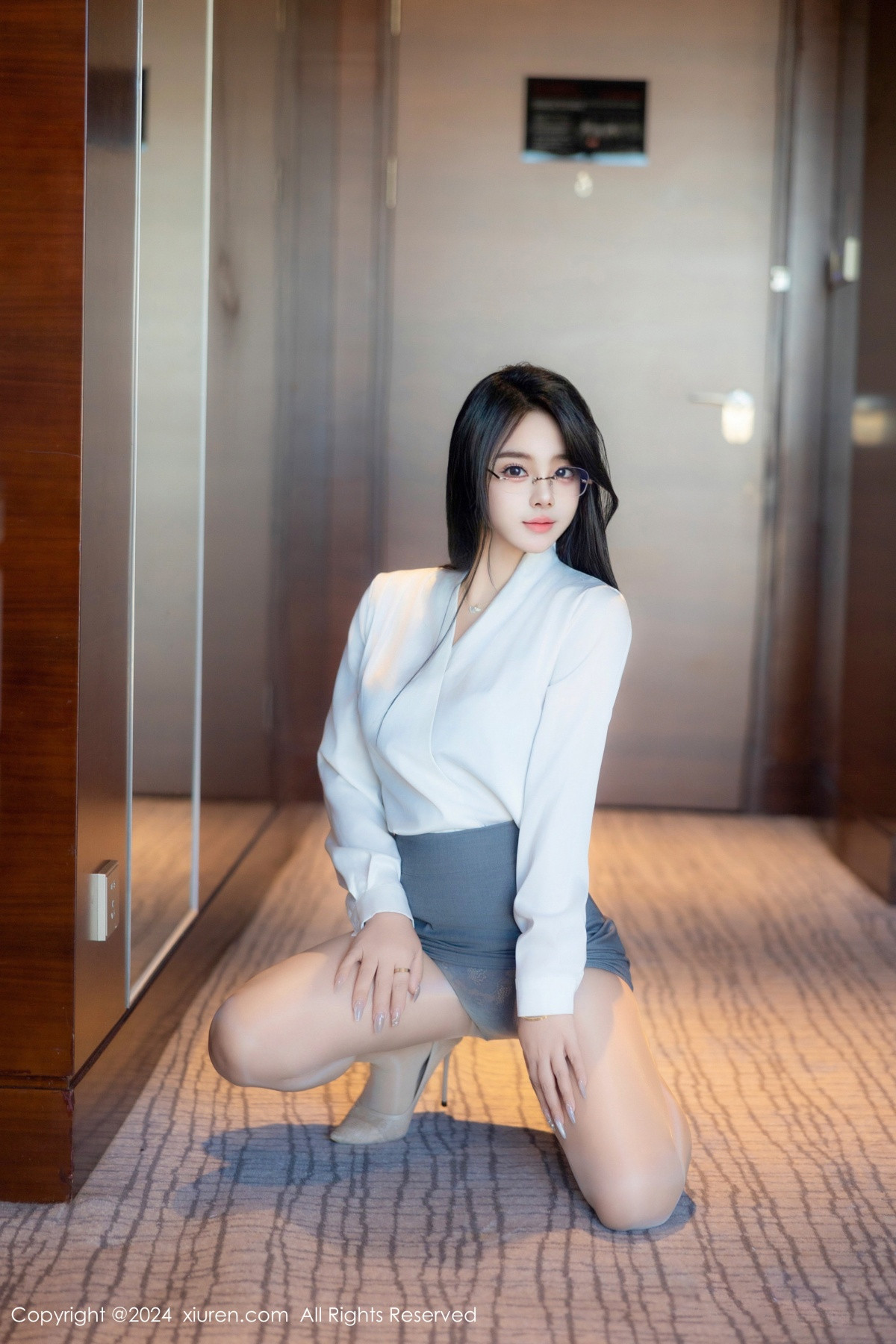 [XiuRen]高清写真图 2024.08.09 No.8989 麦田 丝袜美腿