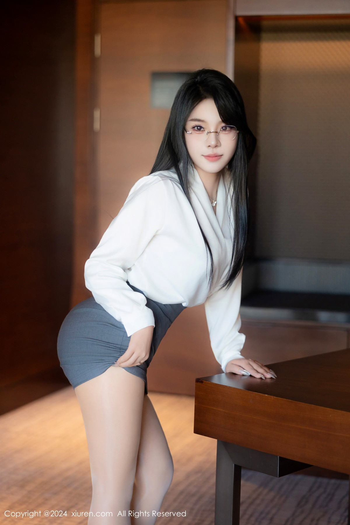[XiuRen]高清写真图 2024.08.09 No.8989 麦田 丝袜美腿