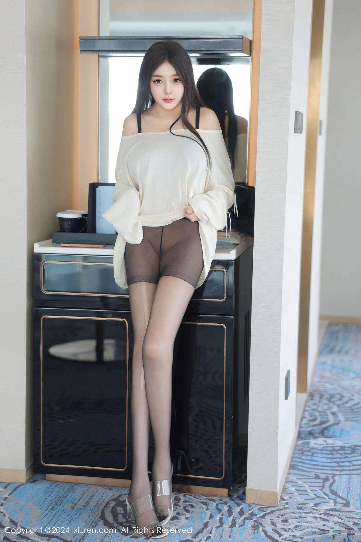 [XiuRen]高清写真图 2024.08.30 No.9089 柚柚小奶瓶 黑丝美腿