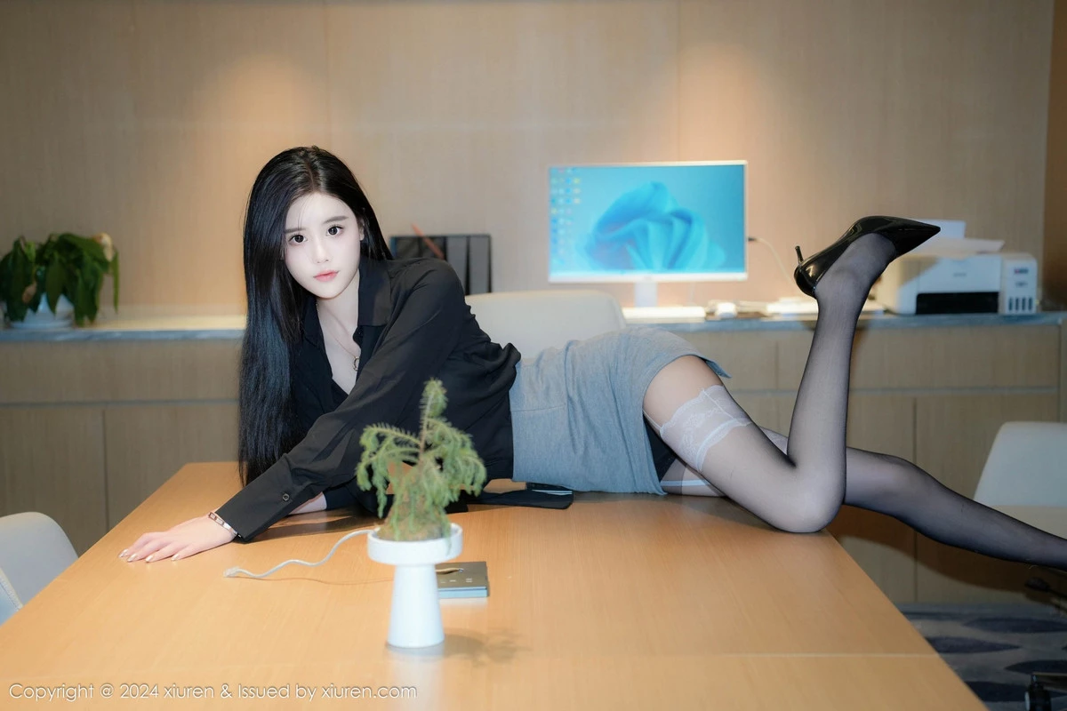 [XiuRen]高清写真图 2024.09.14 No.9167 Erikaki 短裙美腿