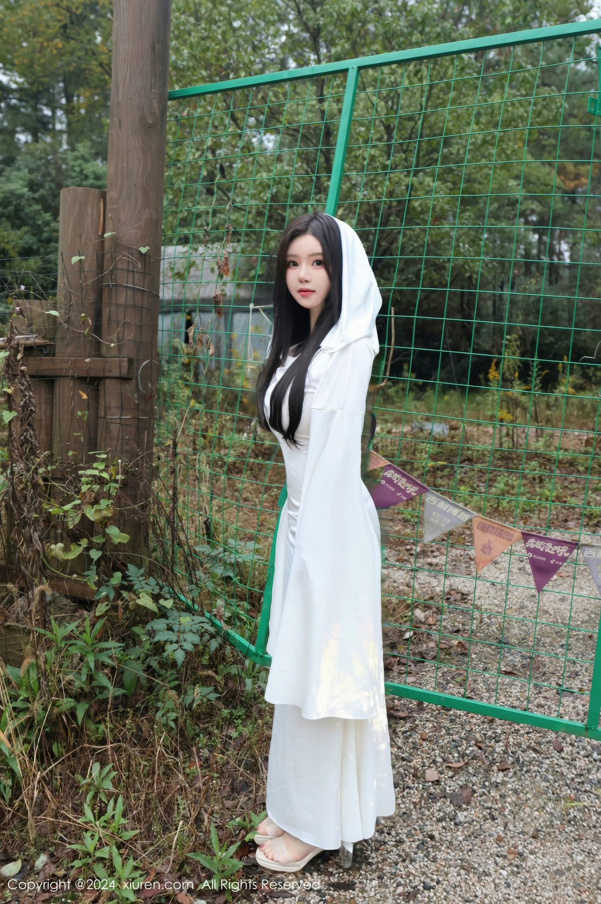[XiuRen]高清写真图 2024.10.31 No.9376 小薯条nienie 丝袜美腿