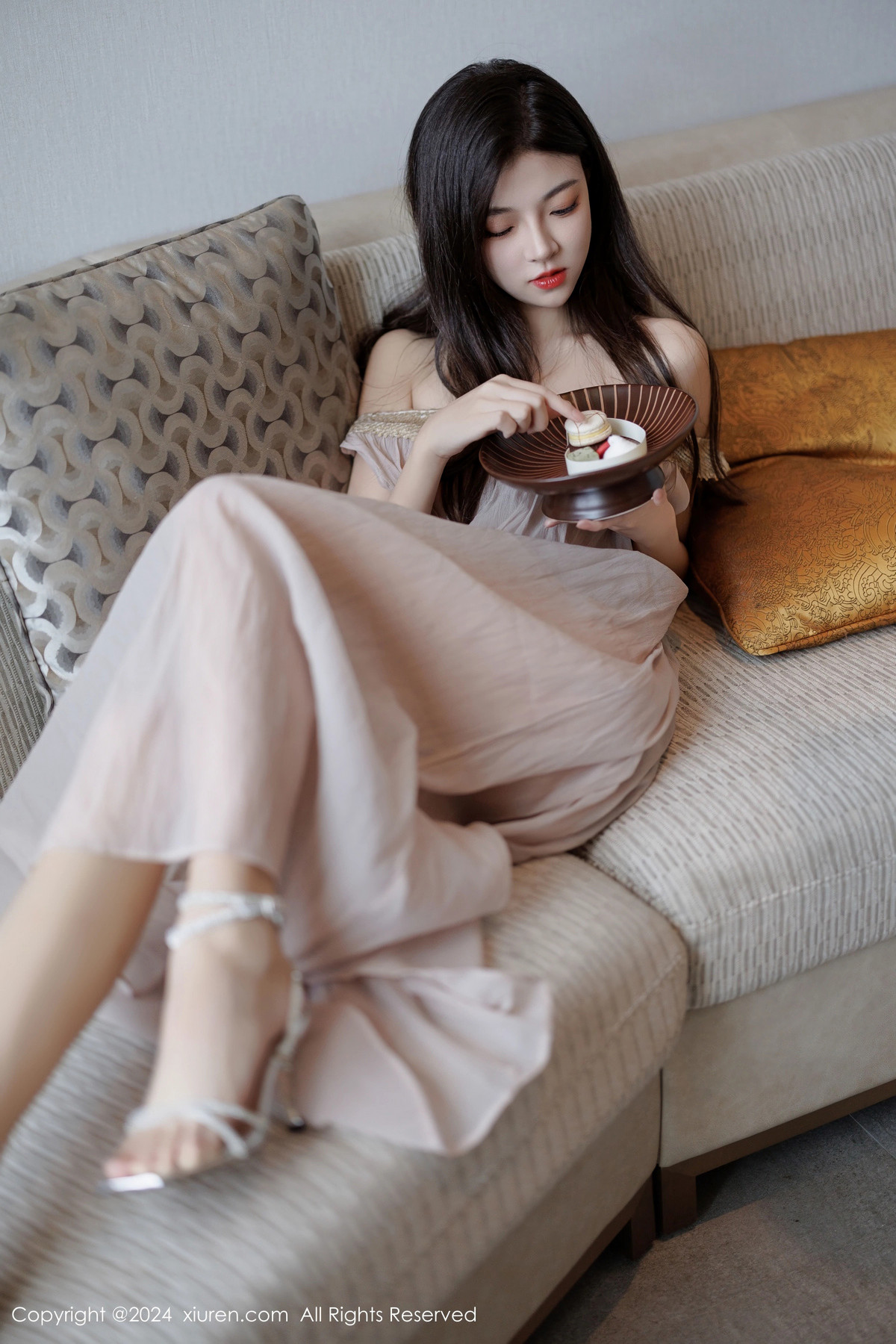 [XiuRen]高清写真图 2024.11.11 No.9426 初梦瑶 美腿性感