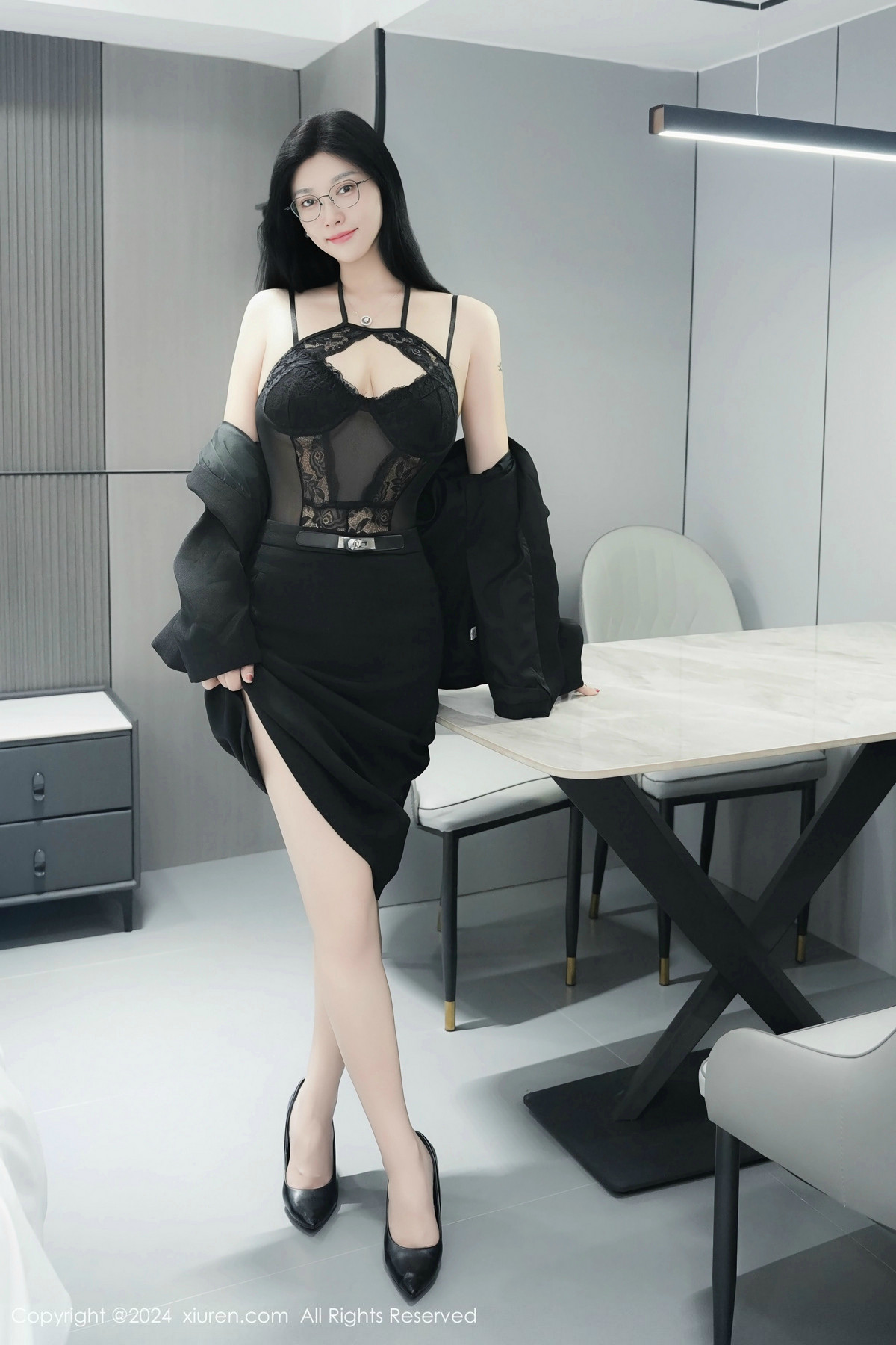 [XiuRen]高清写真图 2024.12.23 No.9639 雅茹老师 黑丝美臀