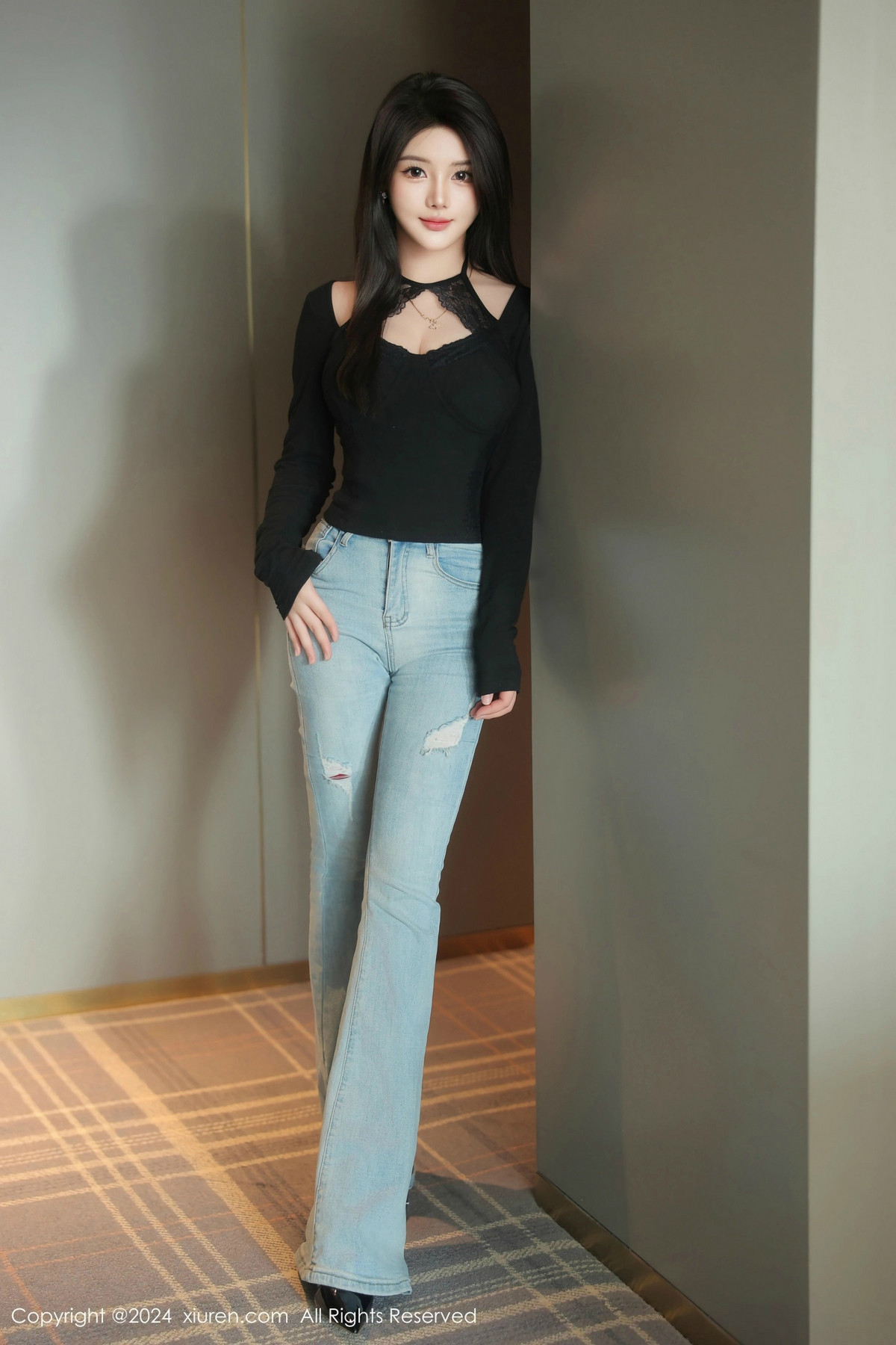 [XiuRen]高清写真图 2024.12.27 No.9666 爱酱里 黑丝美腿