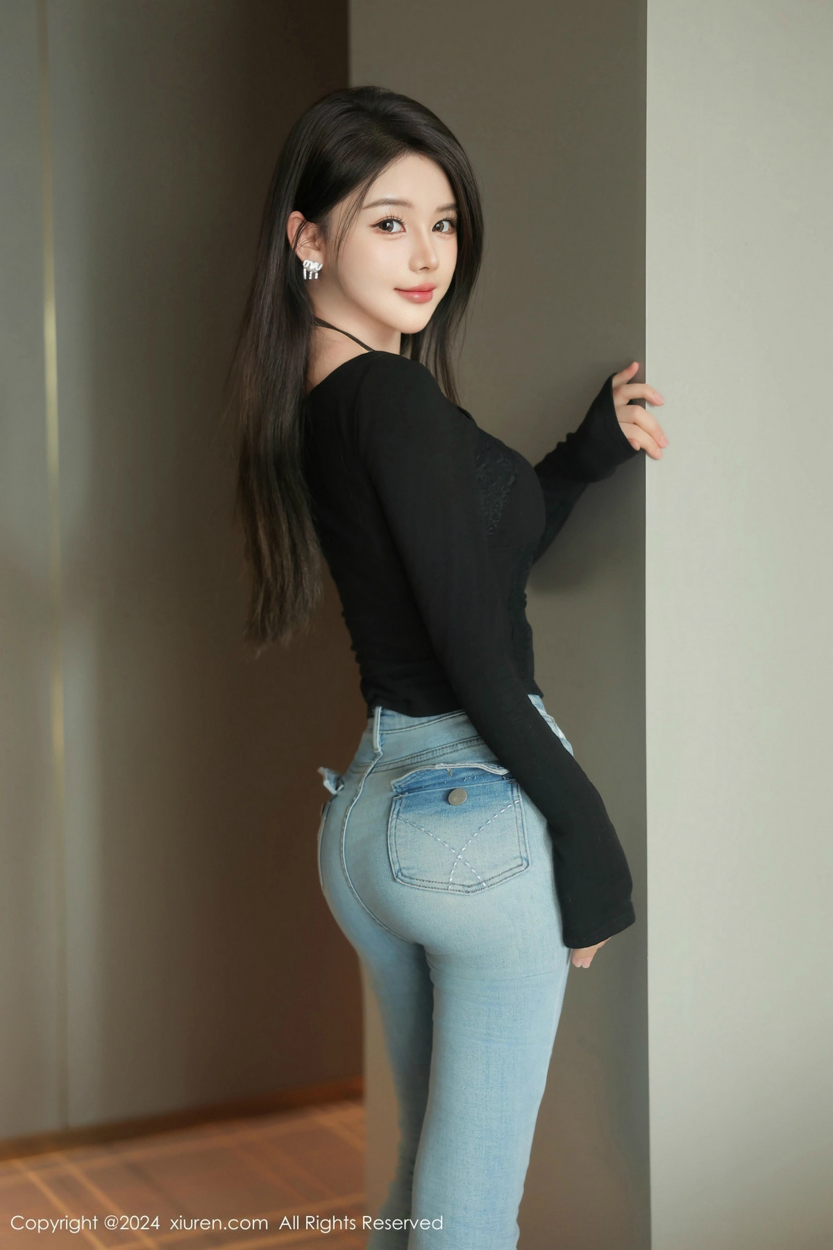 [XiuRen]高清写真图 2024.12.27 No.9666 爱酱里 黑丝美腿