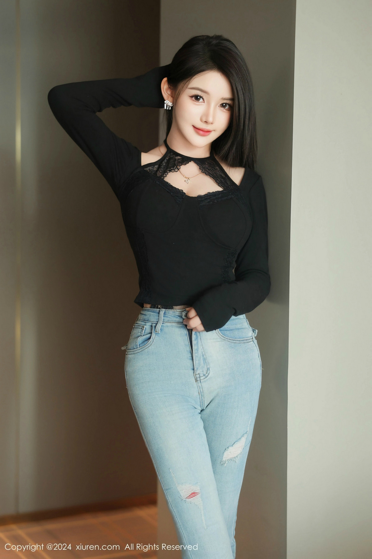 [XiuRen]高清写真图 2024.12.27 No.9666 爱酱里 黑丝美腿