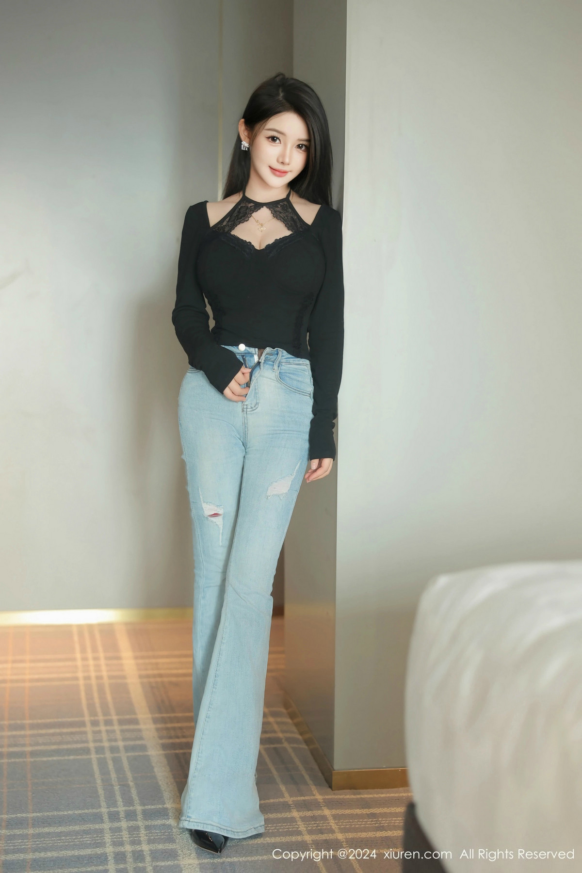 [XiuRen]高清写真图 2024.12.27 No.9666 爱酱里 黑丝美腿