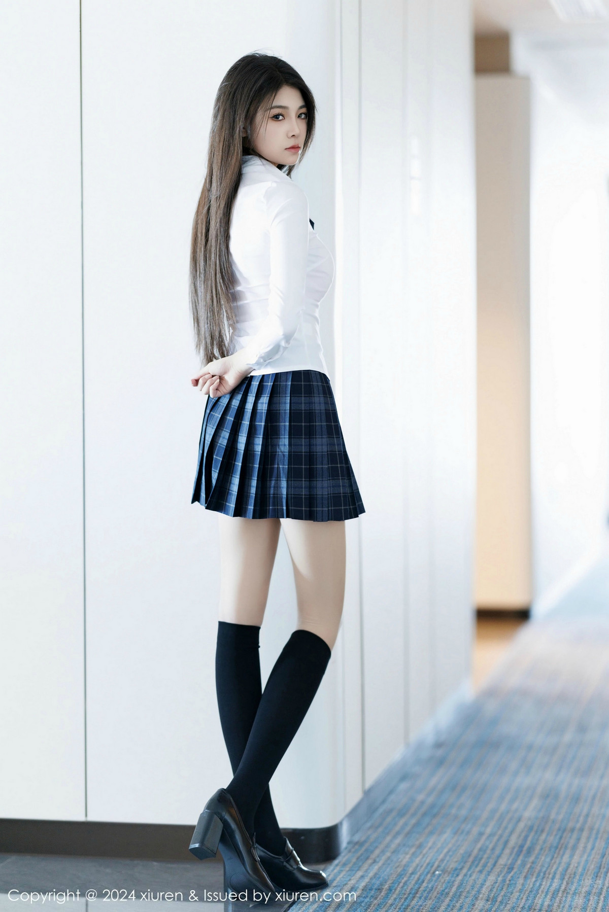 [XiuRen]高清写真图 2024.12.30 No.9682 初梦瑶 短裙美腿