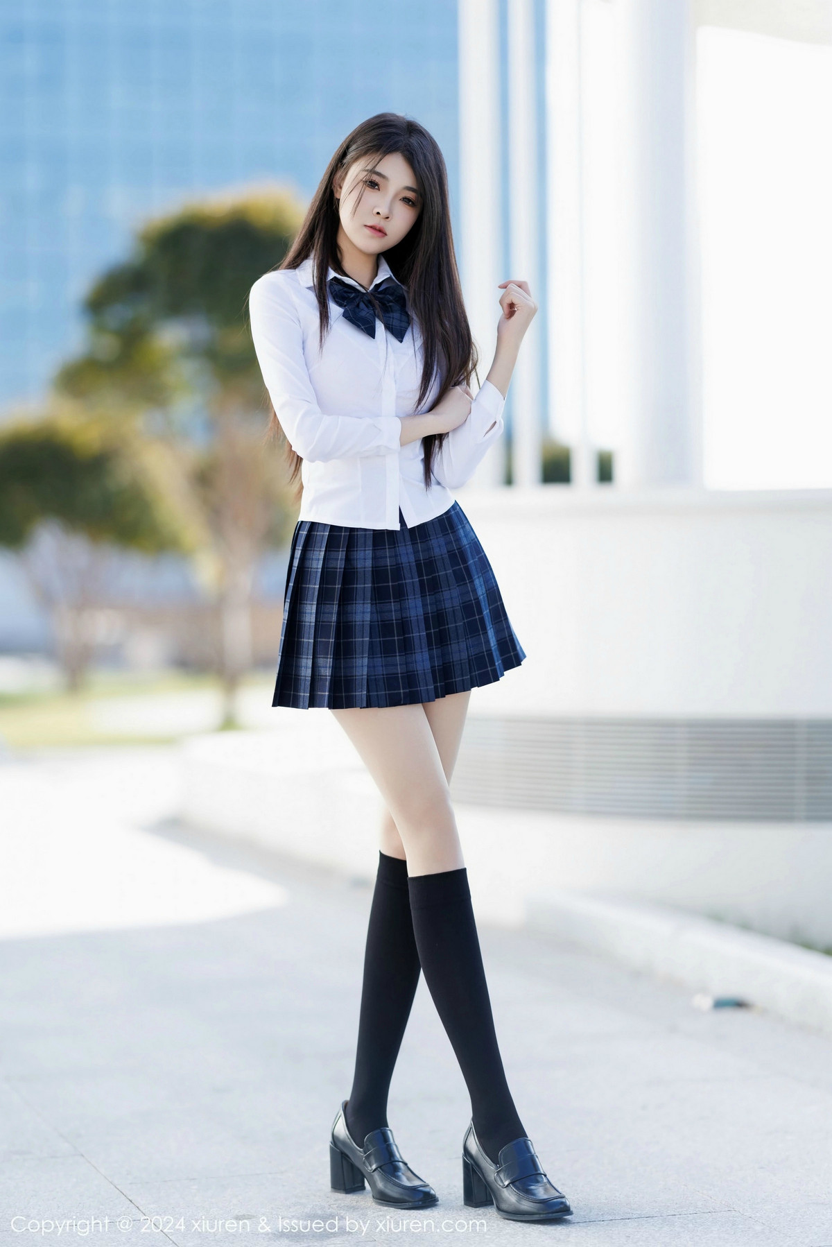 [XiuRen]高清写真图 2024.12.30 No.9682 初梦瑶 短裙美腿