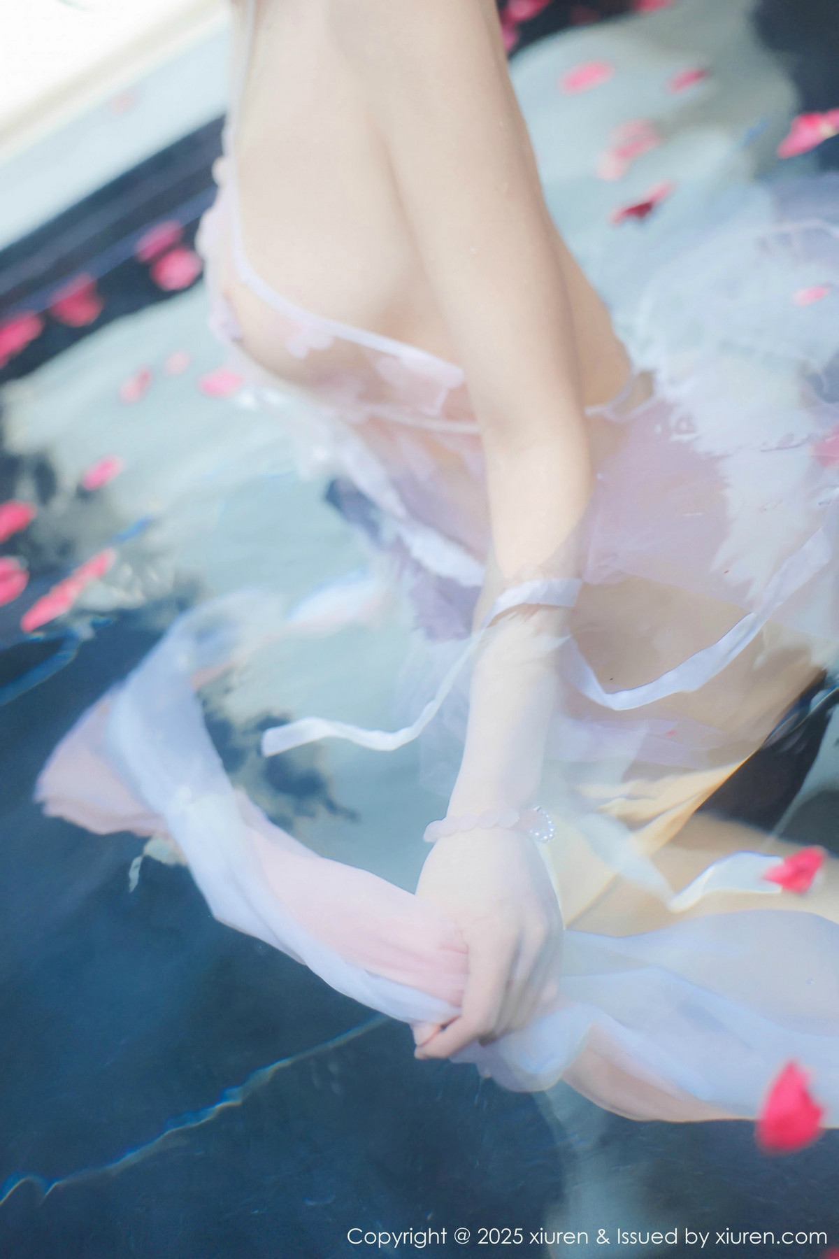 [XiuRen]高清写真图 2025.01.17 No.9778 桃妖夭 浴池美腿