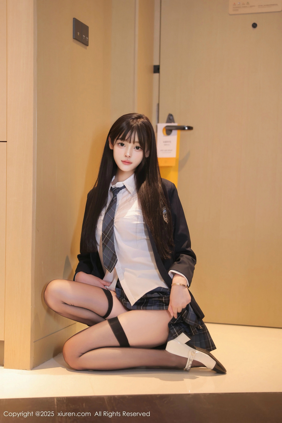 [XiuRen]高清写真图 2025.02.08 No.9853 余安安 黑丝美腿