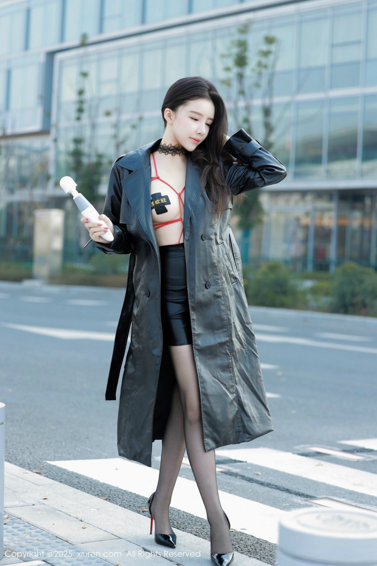 [XiuRen]高清写真图 2025.02.08 No.9855 唐翩翩 黑丝美腿