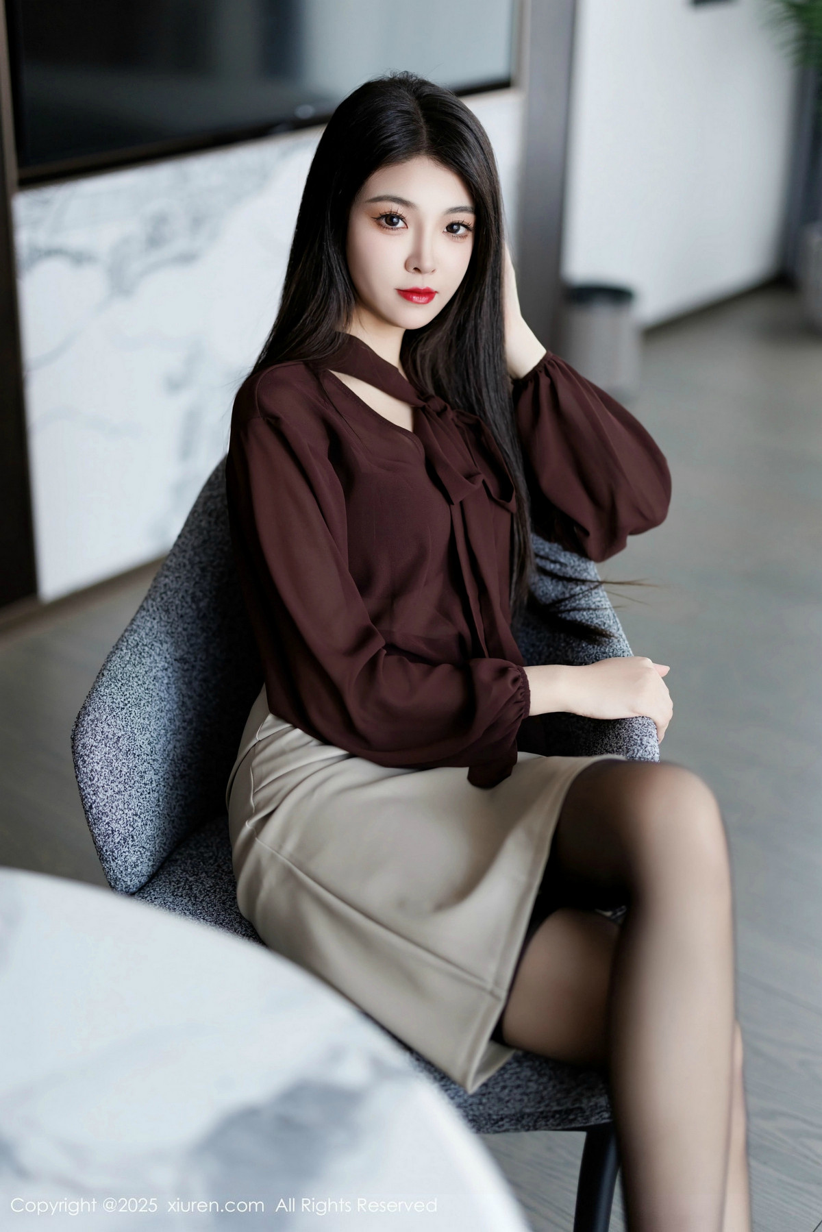 [XiuRen]高清写真图 2025.02.11 No.9868 初梦瑶 黑丝美腿