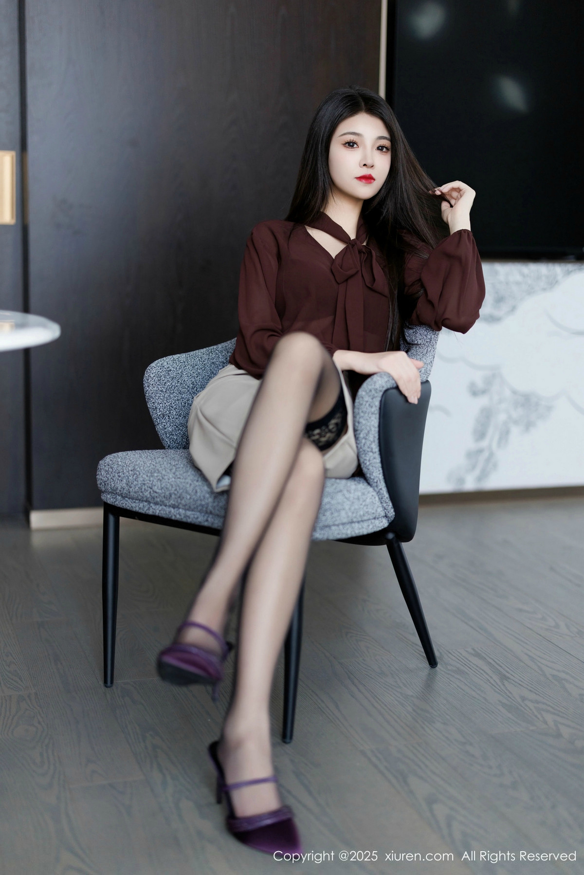[XiuRen]高清写真图 2025.02.11 No.9868 初梦瑶 黑丝美腿