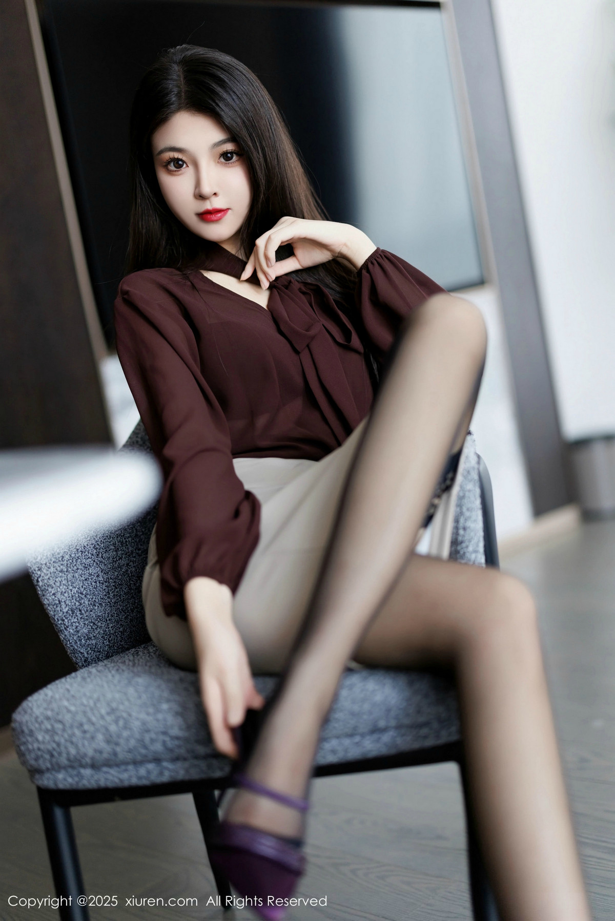 [XiuRen]高清写真图 2025.02.11 No.9868 初梦瑶 黑丝美腿