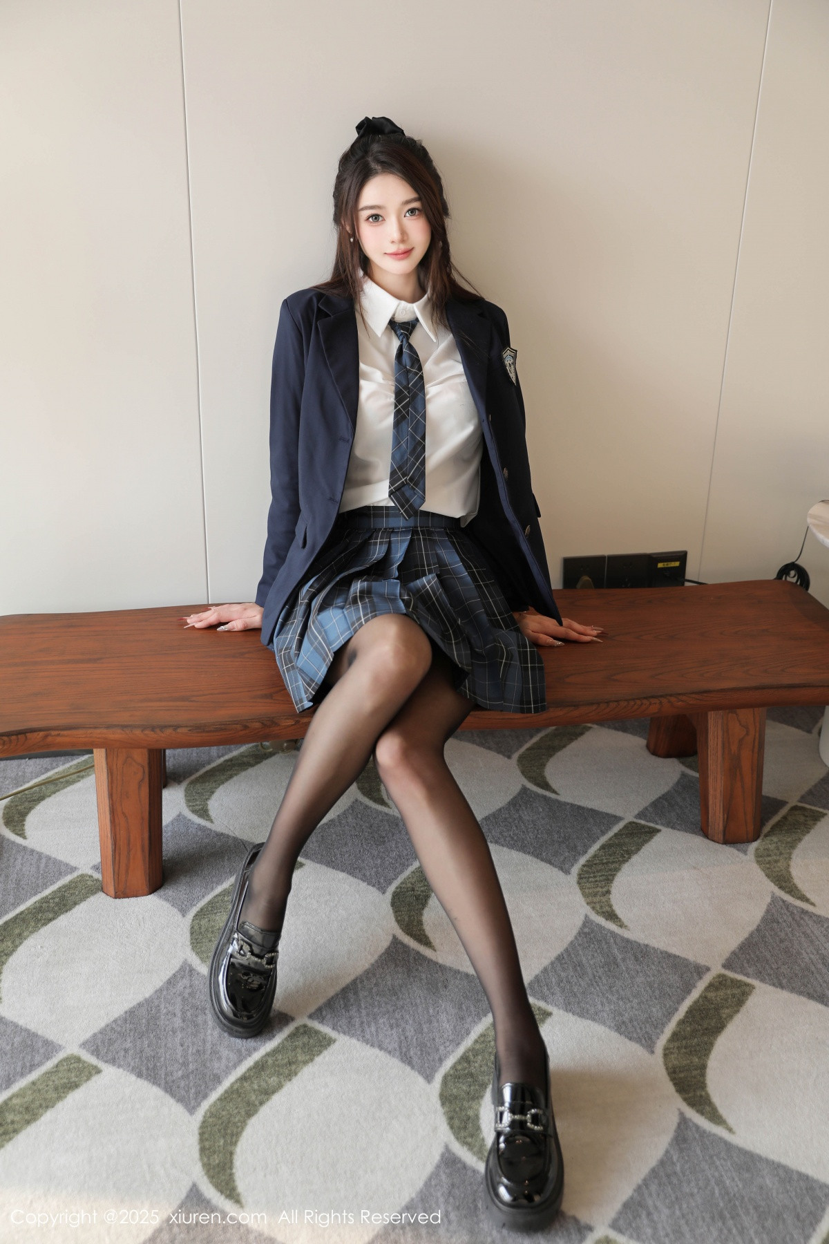 [XiuRen]高清写真图 2025.02.14 No.9888 Candy糖糖 黑丝美腿