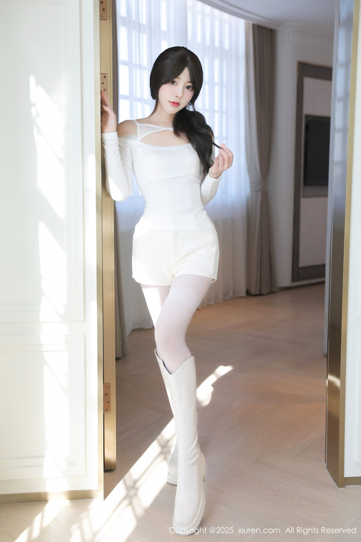 [XiuRen]高清写真图 2025.02.14 No.9887 桃妖夭 黑丝美腿