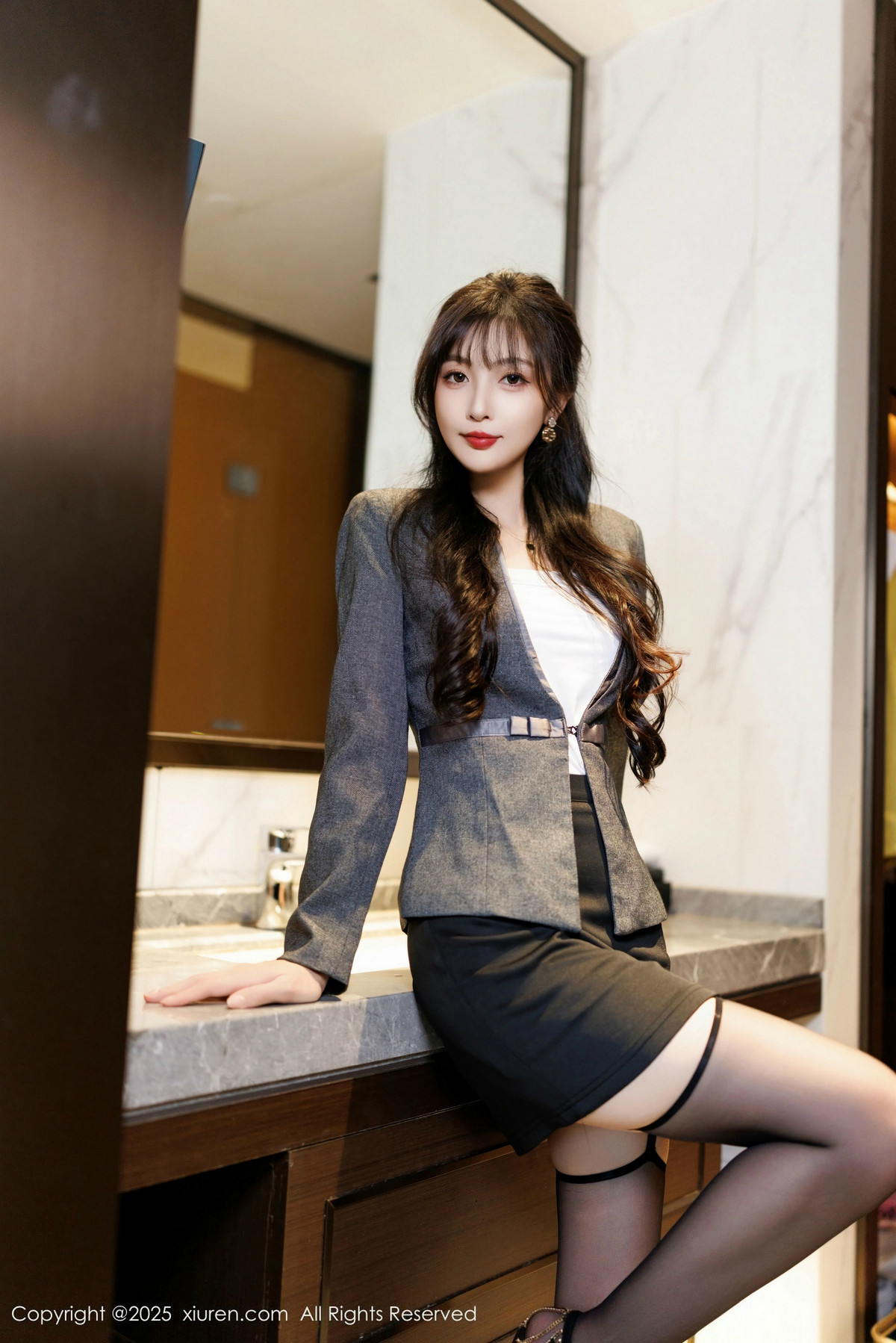[XiuRen]高清写真图 2025.03.03 No.9957 樱桃小阑子 黑丝美腿