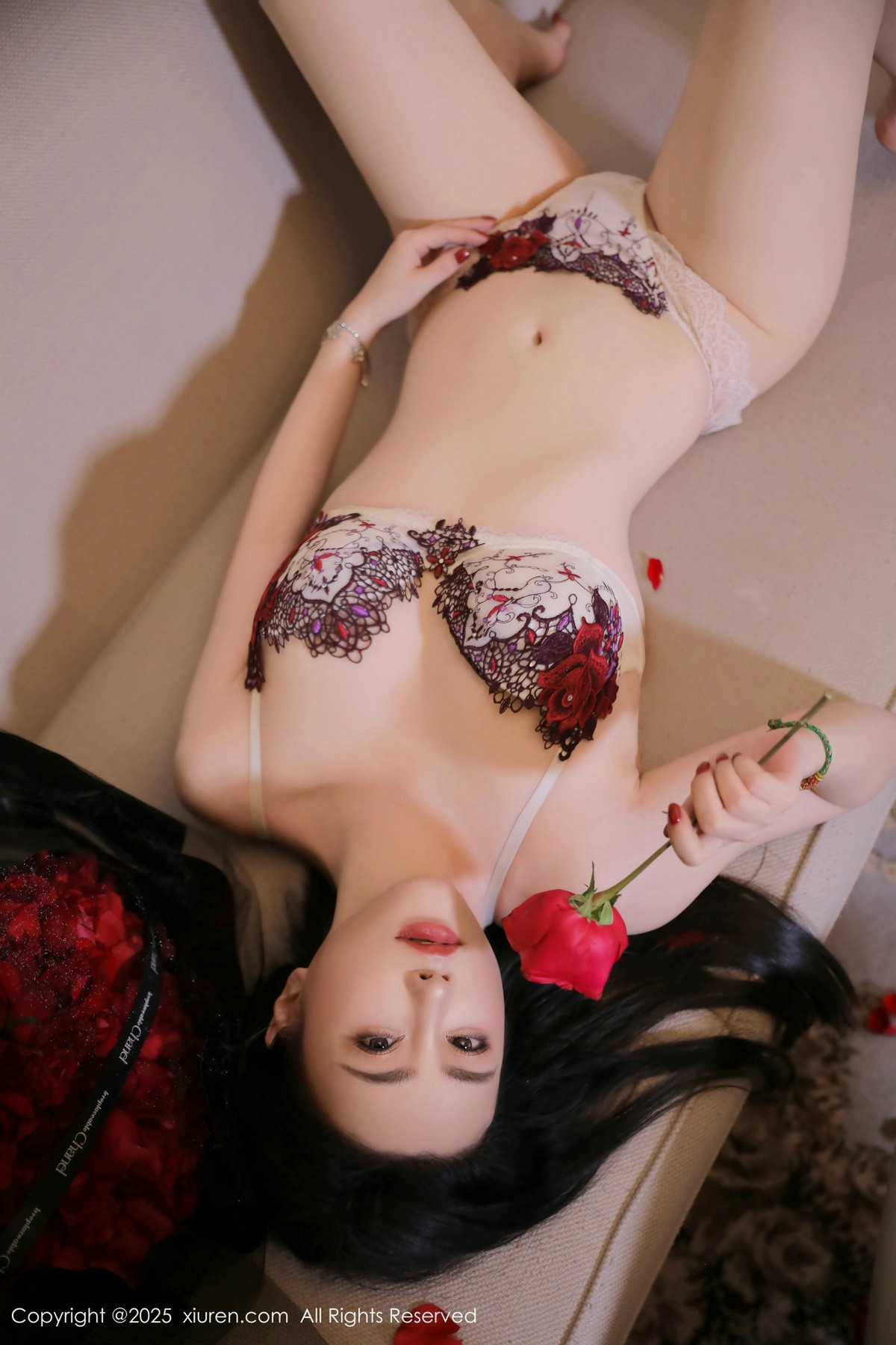 [XiuRen]高清写真图 2025.03.04 No.9963 乔娜娜 美腿性感