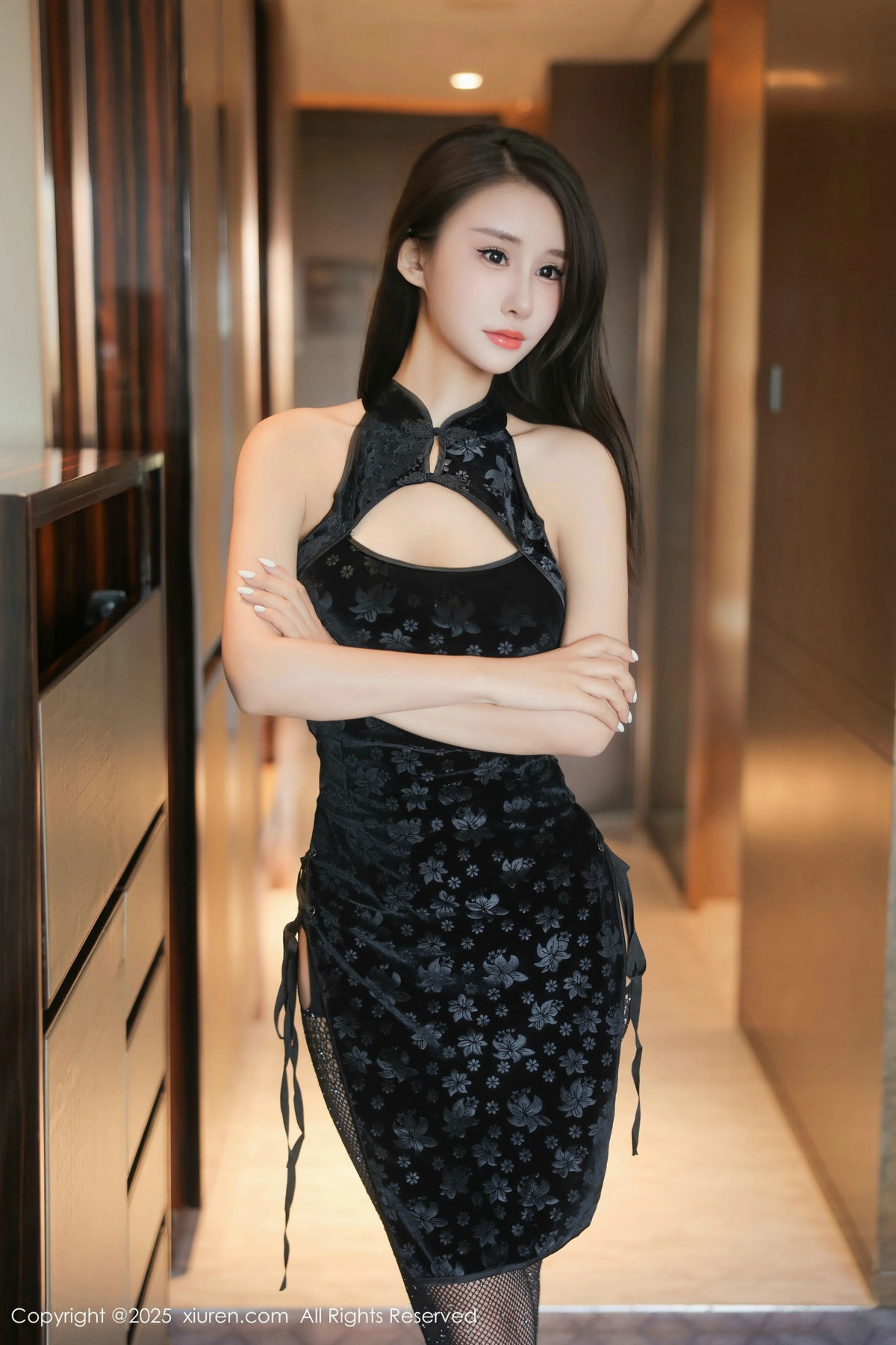[XiuRen]高清写真图 2025.03.10 No.9990 艺艺yiyi 黑丝美腿