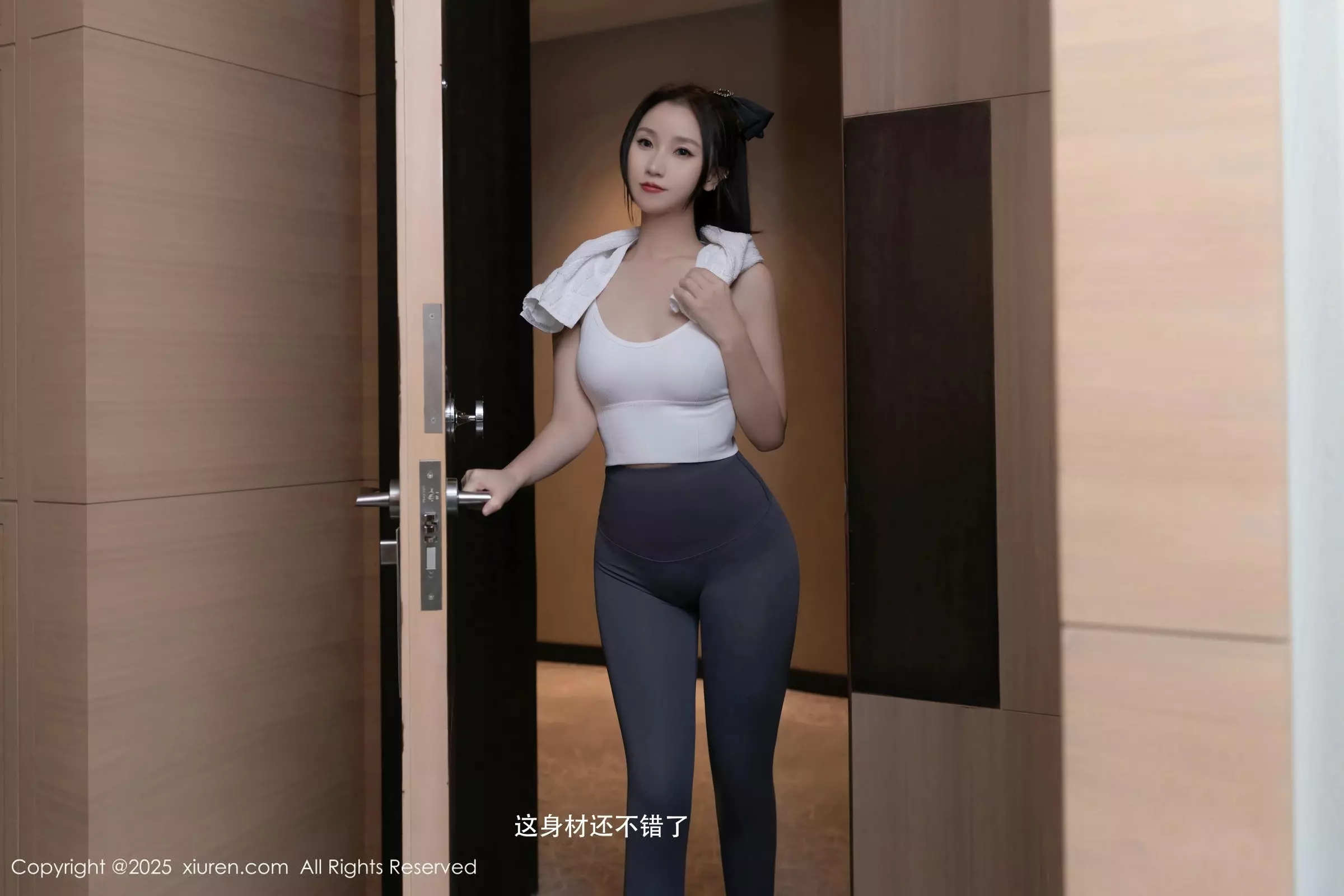 [XiuRen]高清写真图 2025.03.19 No.10042 杏子Yada 美腿性感