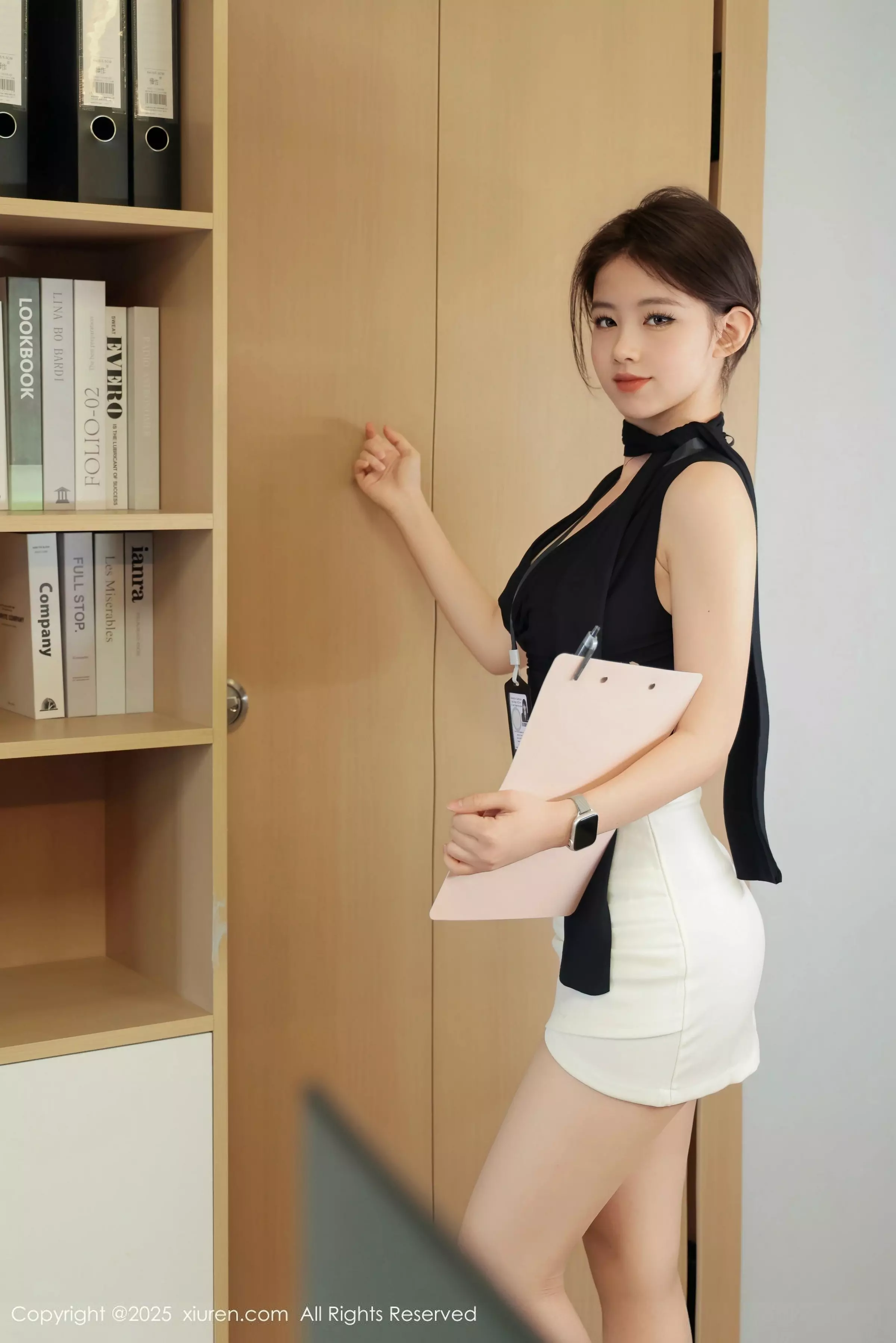 [XiuRen]高清写真图 2025.03.21 No.10052 小橘子orange 黑白职业装