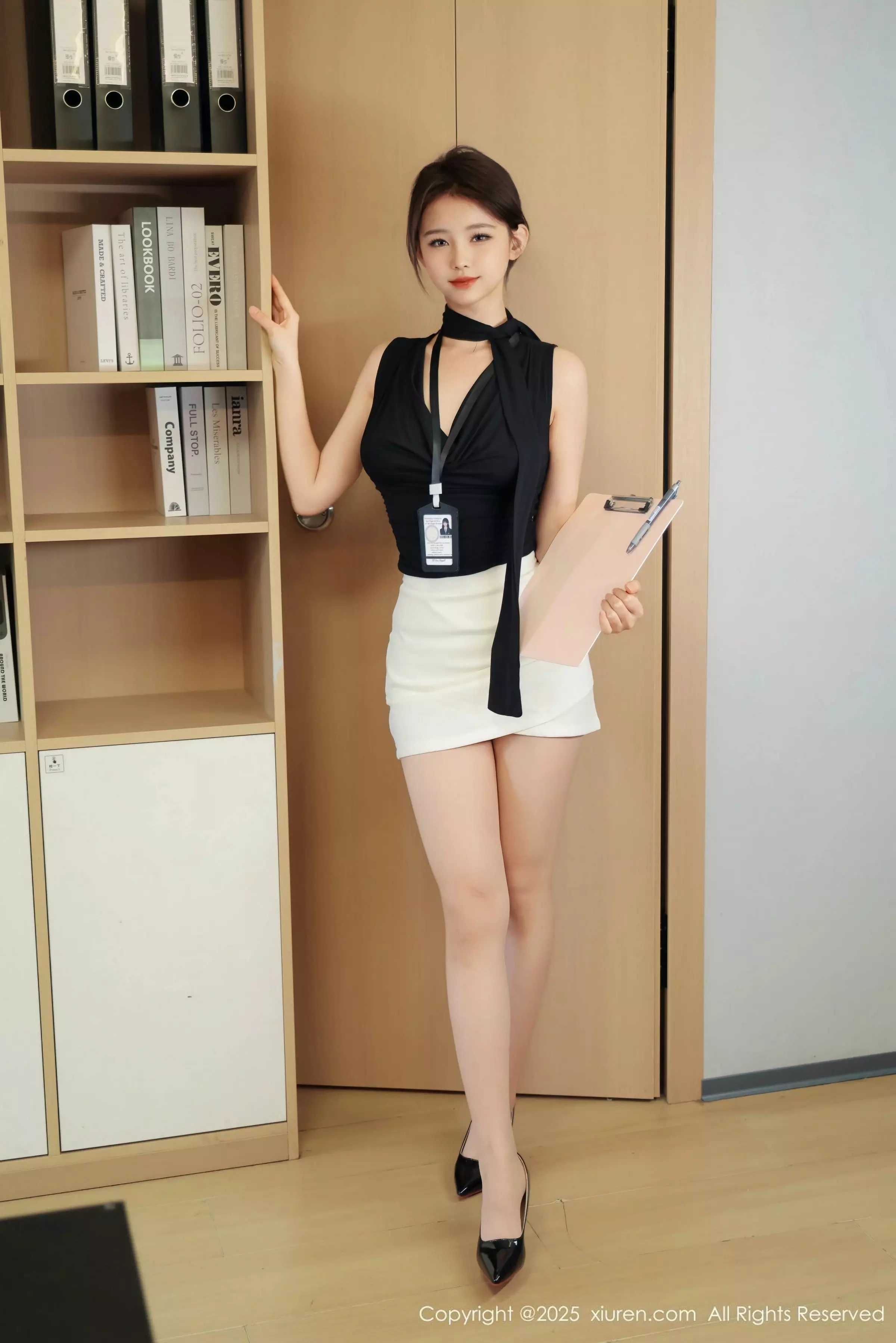 [XiuRen]高清写真图 2025.03.21 No.10052 小橘子orange 黑白职业装