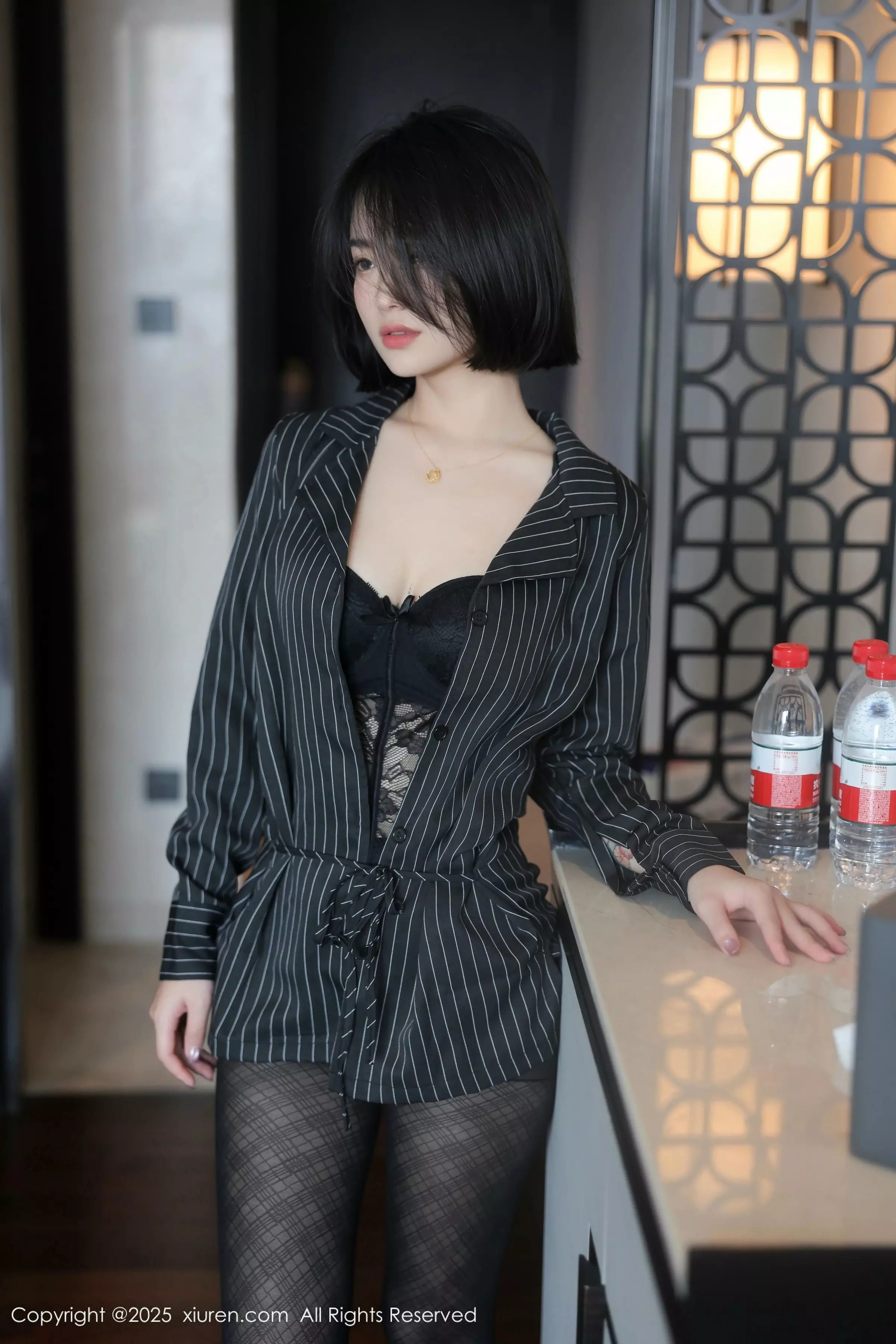 [XiuRen]高清写真图 2025.03.27 No.10076 汐子 魅惑黑丝
