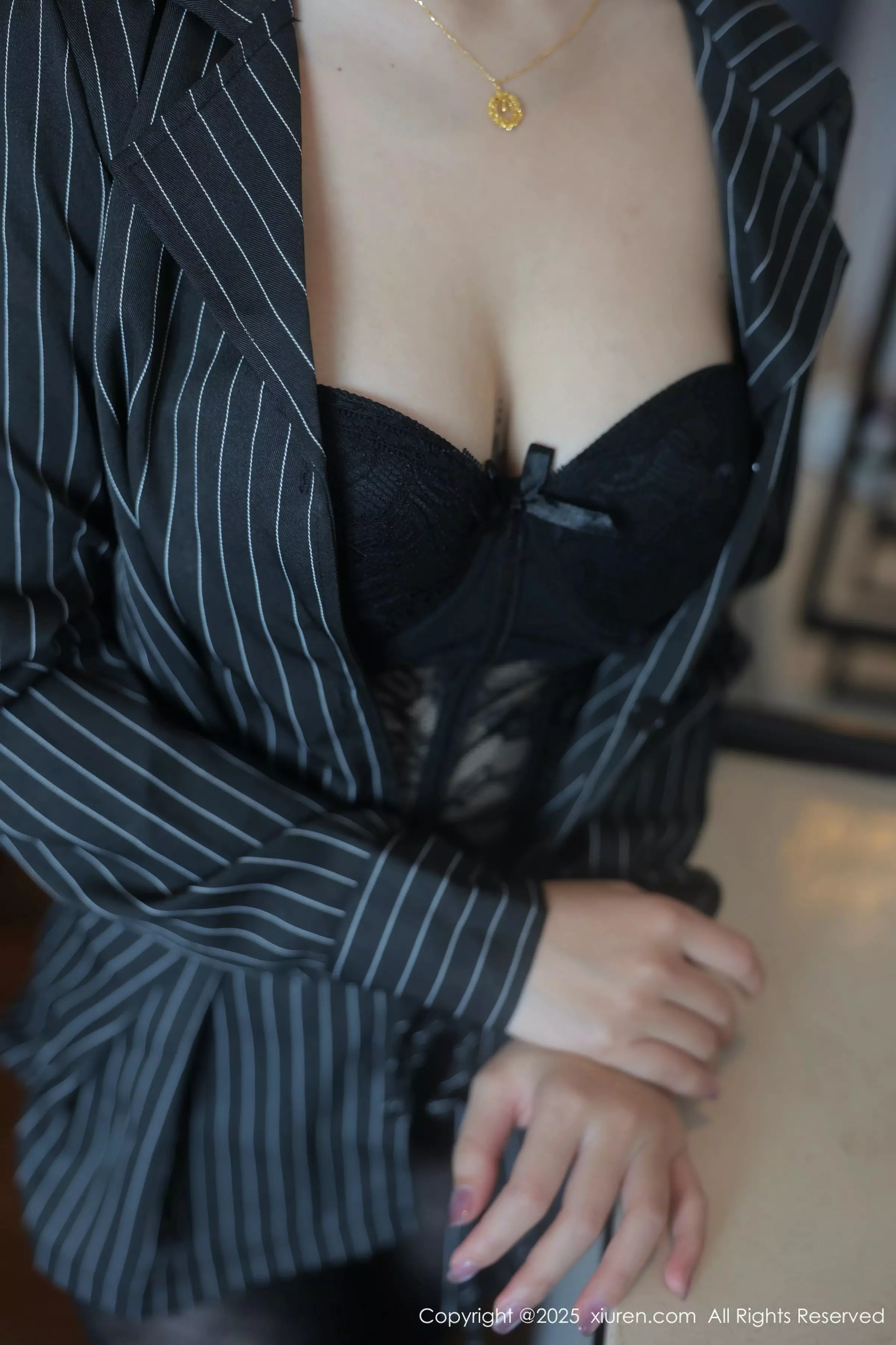 [XiuRen]高清写真图 2025.03.27 No.10076 汐子 魅惑黑丝