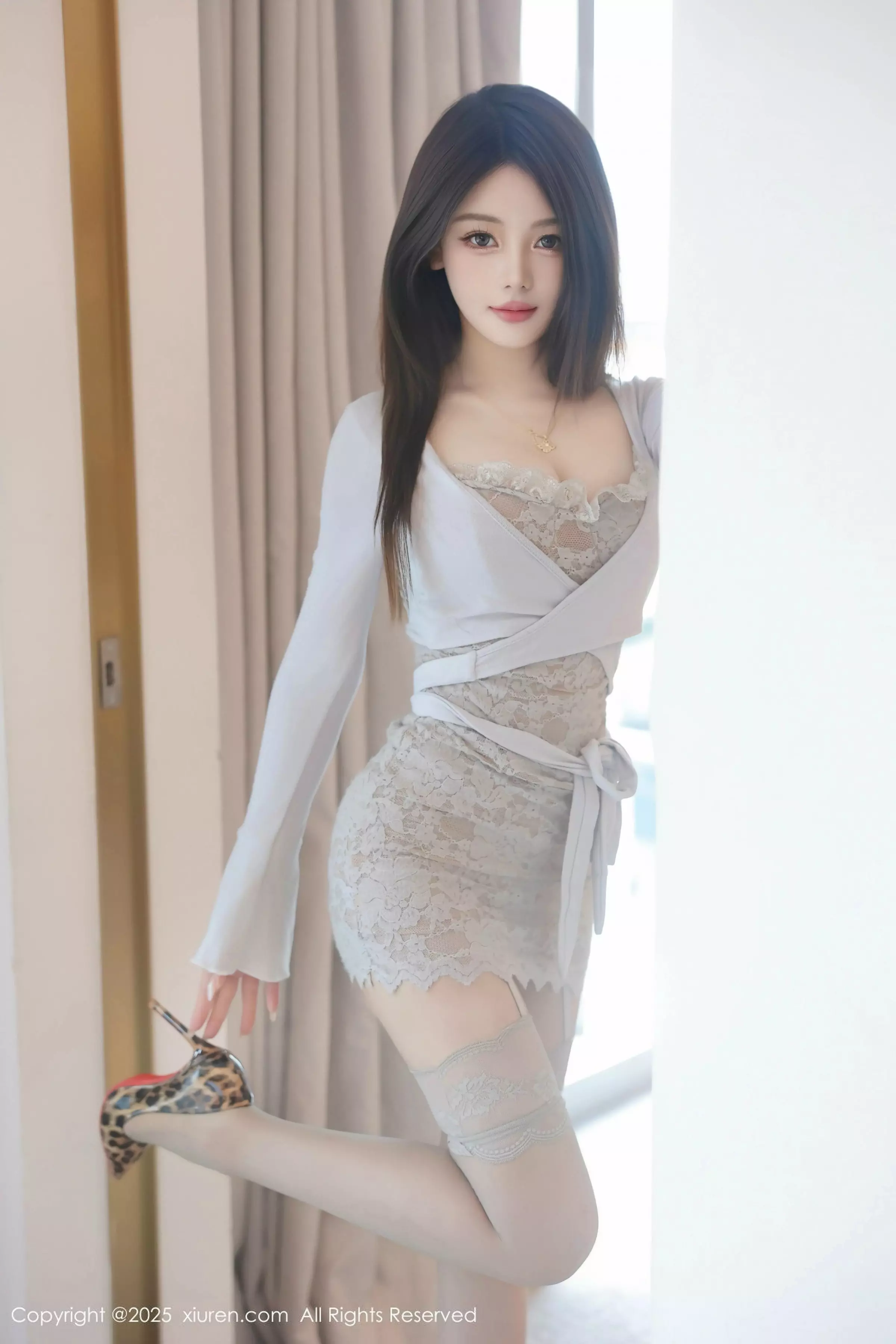 [XiuRen]高清写真图 2025.03.28 No.10083 爱酱里 连衣短裙