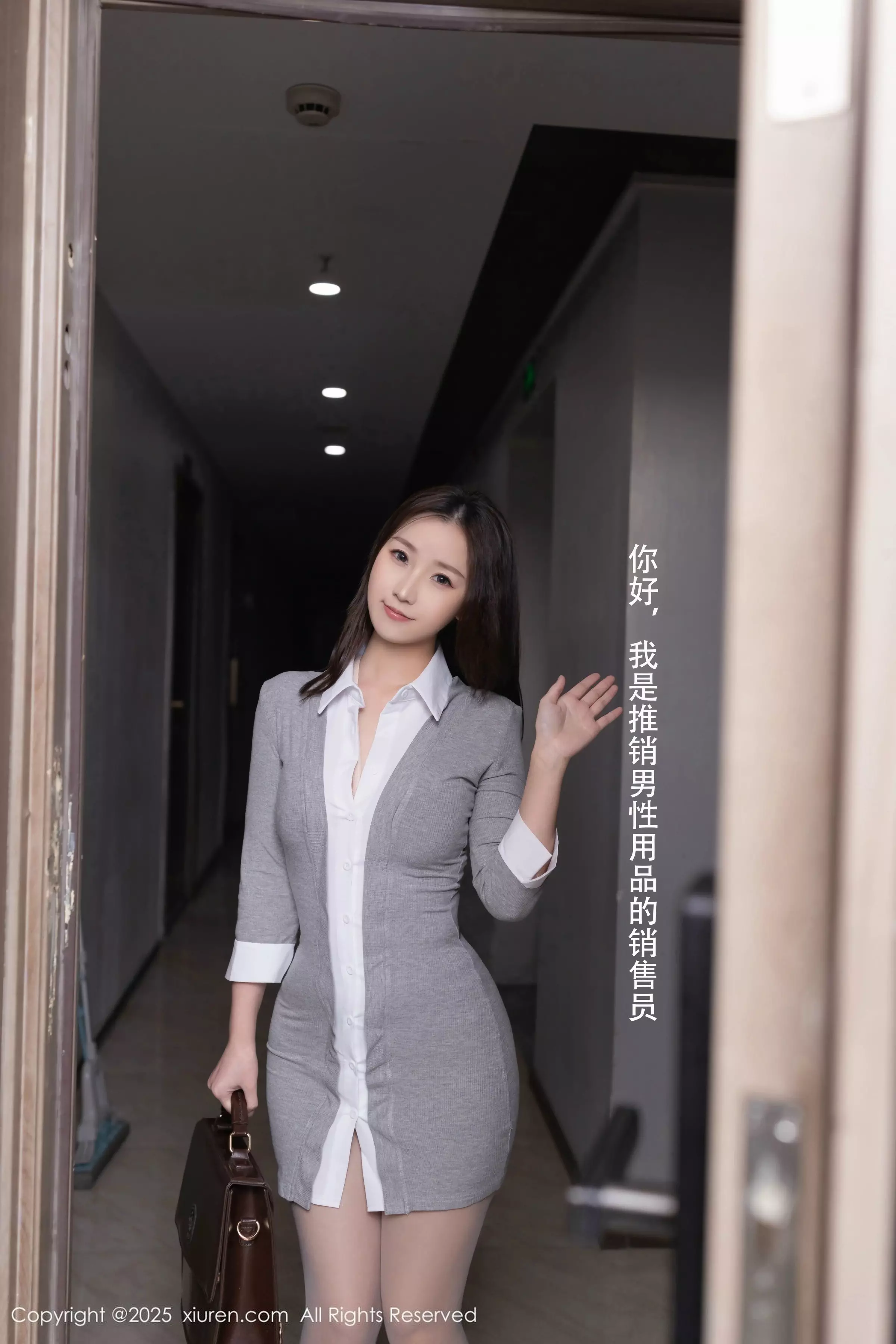 [XiuRen]高清写真图 2025.04.02 No.10105 杏子Yada 灰色连衣短