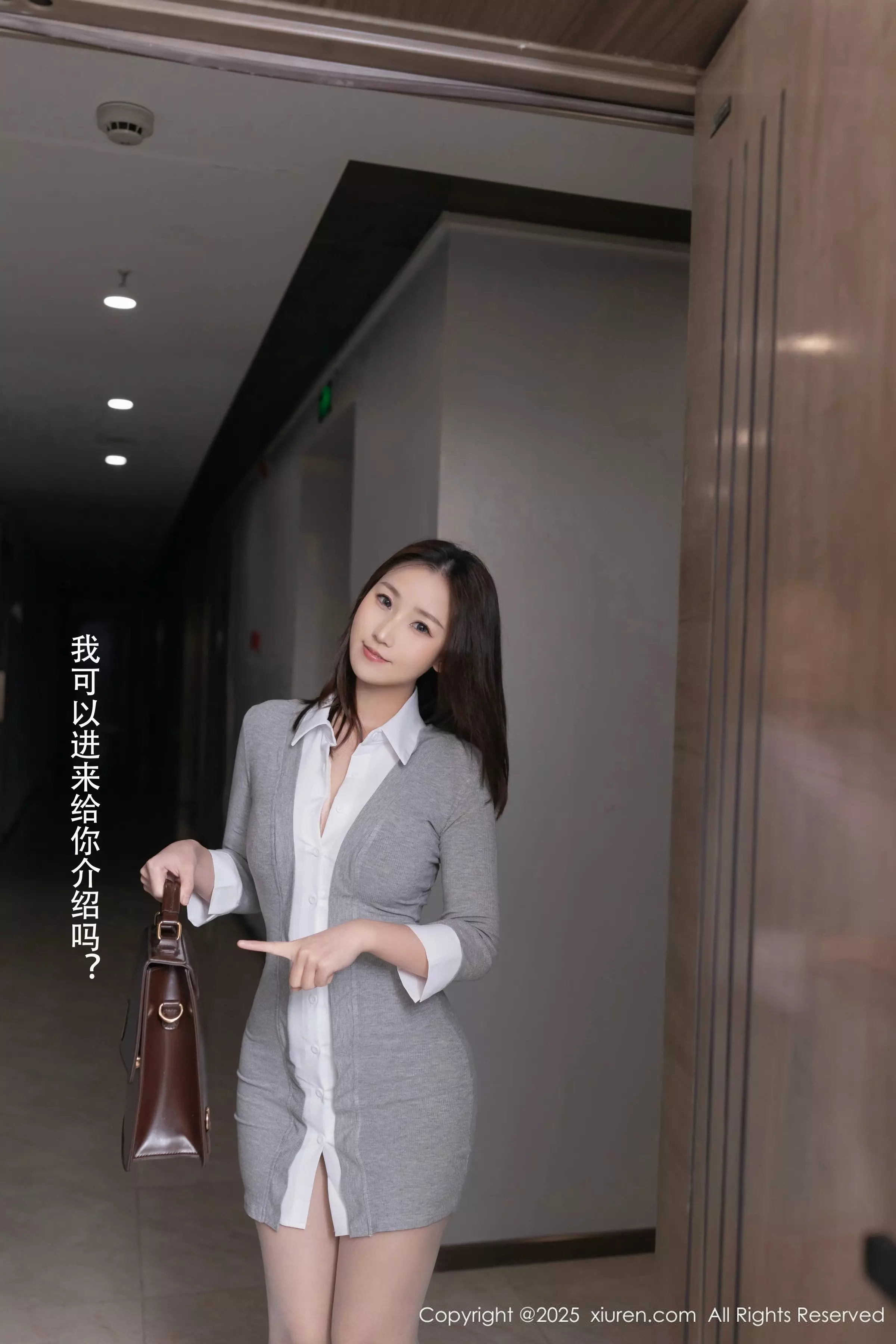 [XiuRen]高清写真图 2025.04.02 No.10105 杏子Yada 灰色连衣短