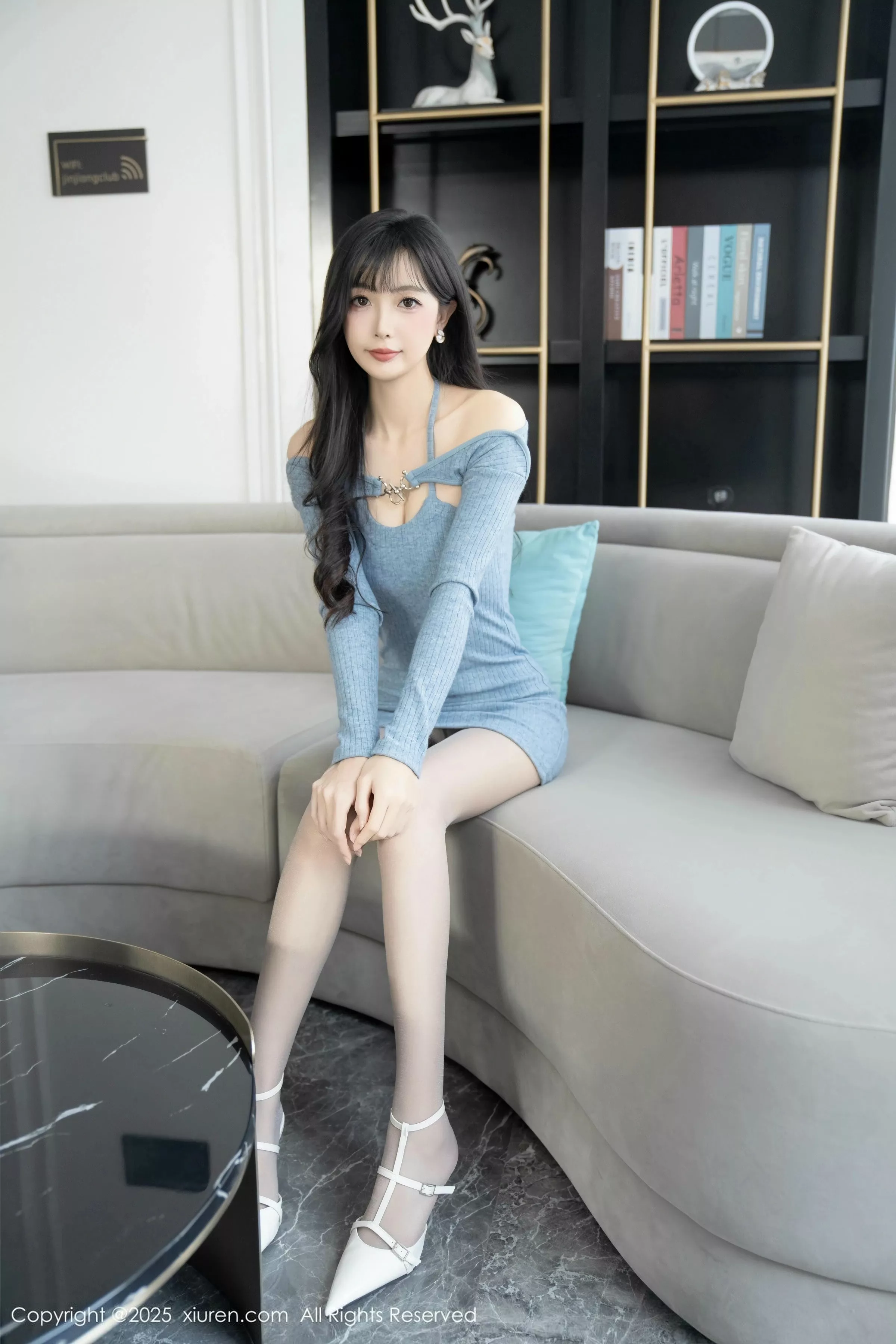 [XiuRen]高清写真图 2025.04.08 No.10124 樱桃小阑子 灰色丝袜