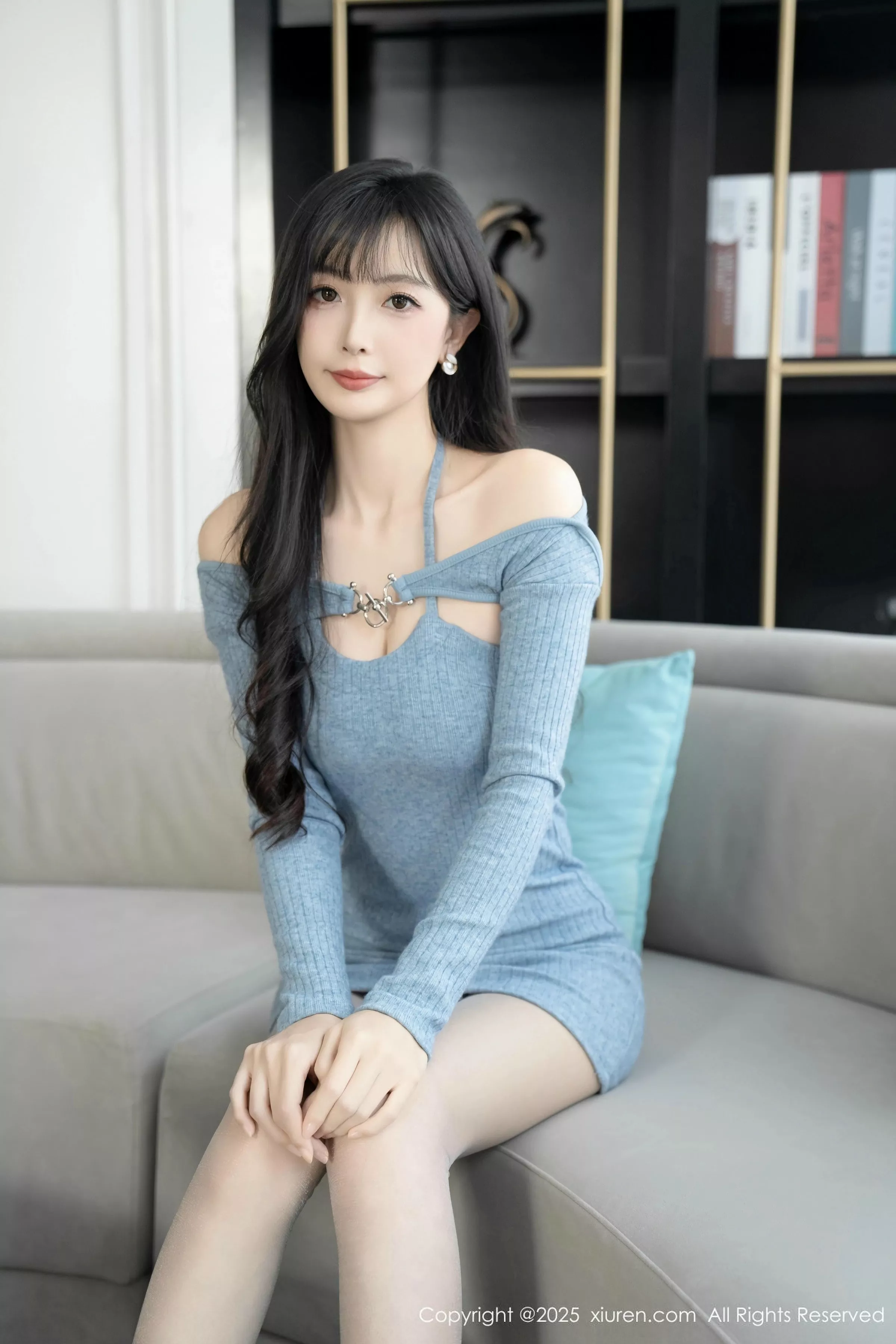 [XiuRen]高清写真图 2025.04.08 No.10124 樱桃小阑子 灰色丝袜