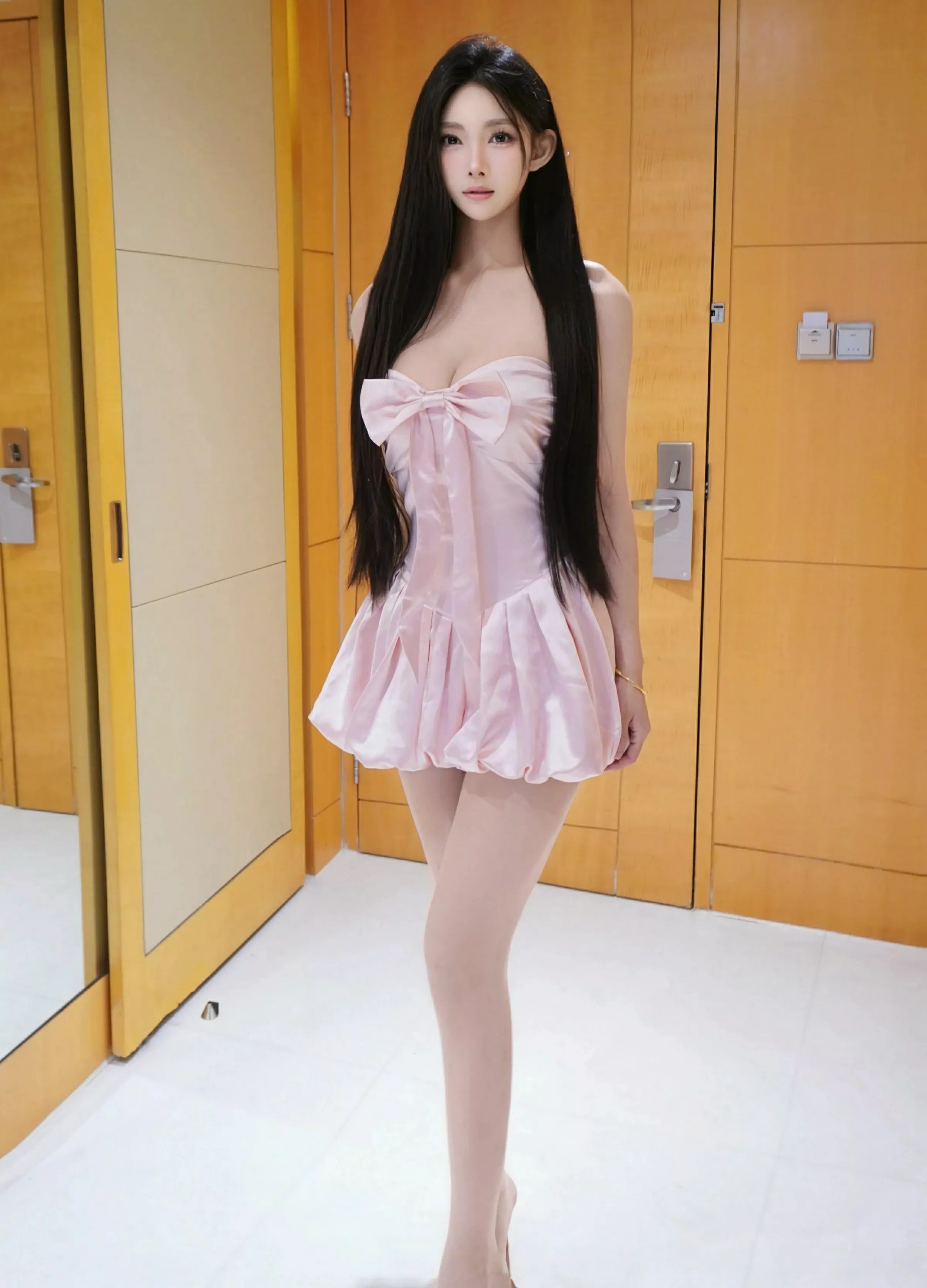 [XiuRen]高清写真图 2025.04.14 No.10147 雪见 粉色连衣短裙