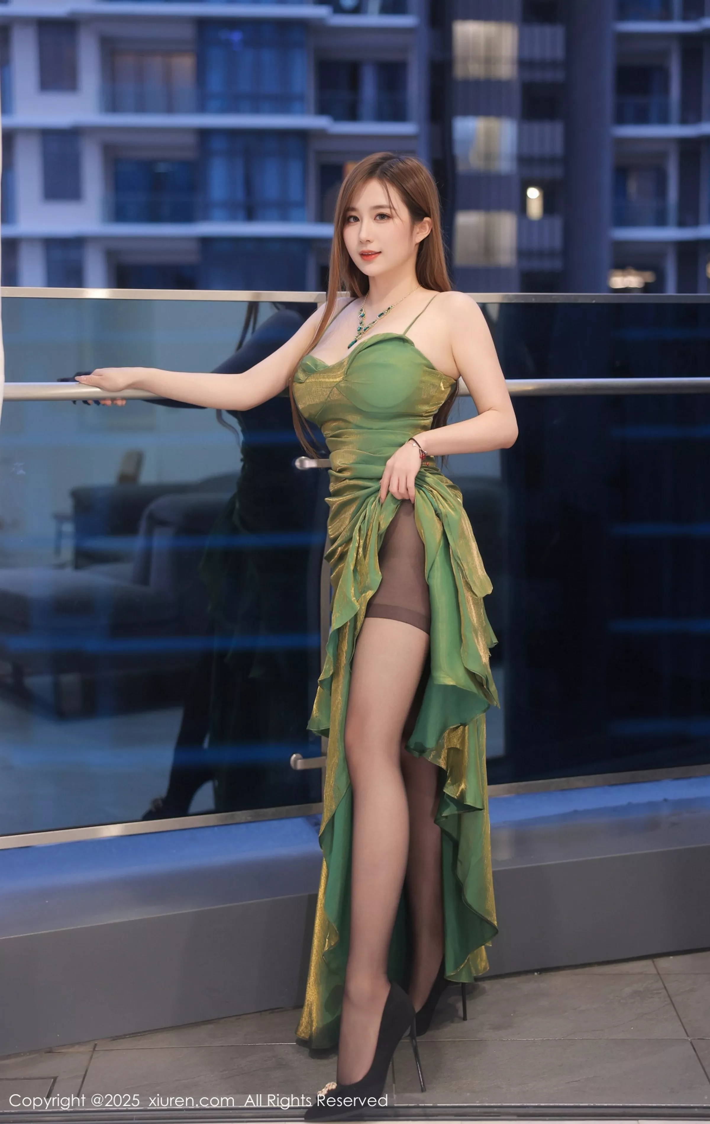 [XiuRen]高清写真图 2025.04.18 No.10169 小肉肉咪 极致美腿