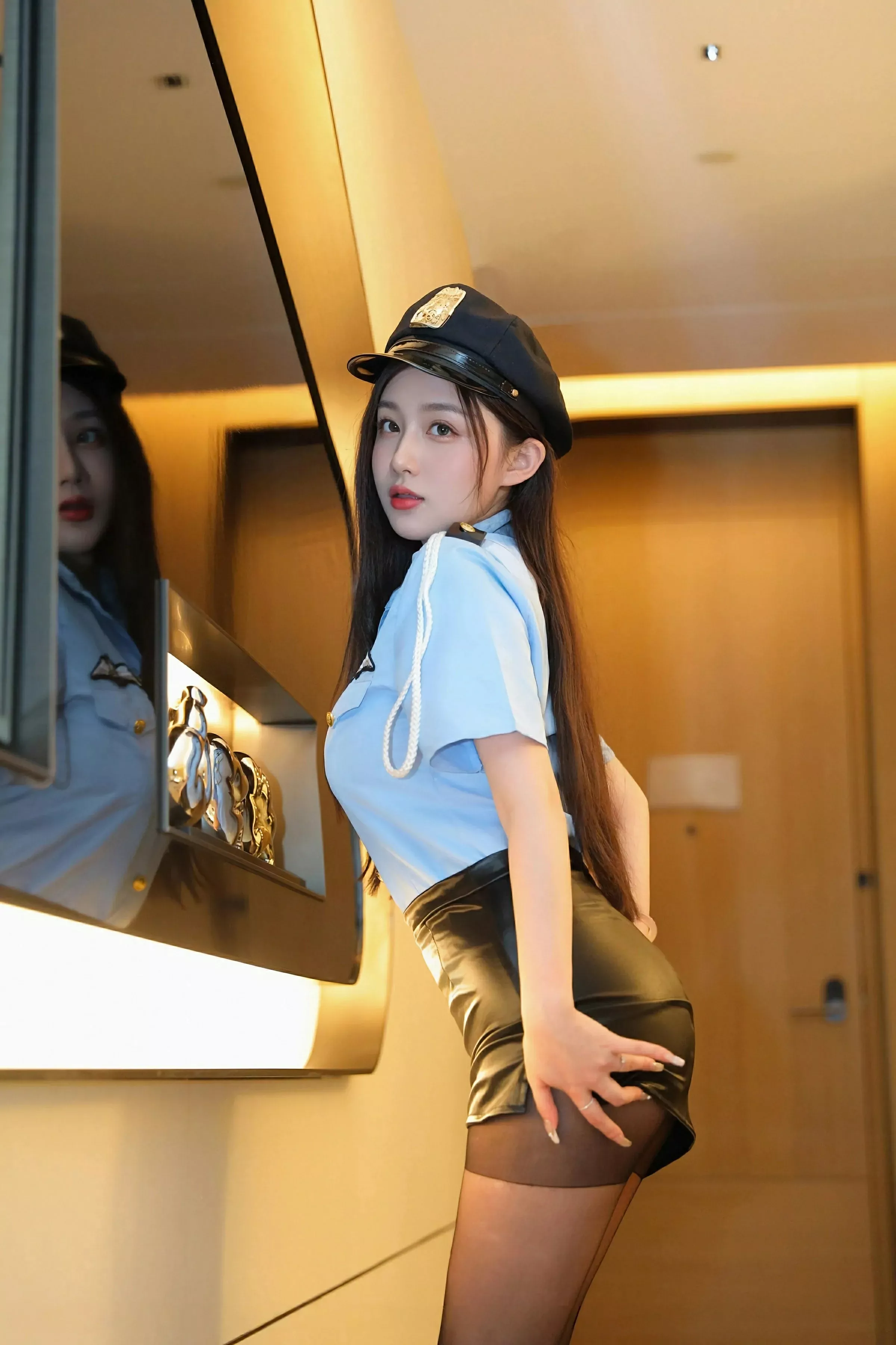 [XiuRen]高清写真图 2025.06.13 No.10410 奶油猫呀 蓝色制服