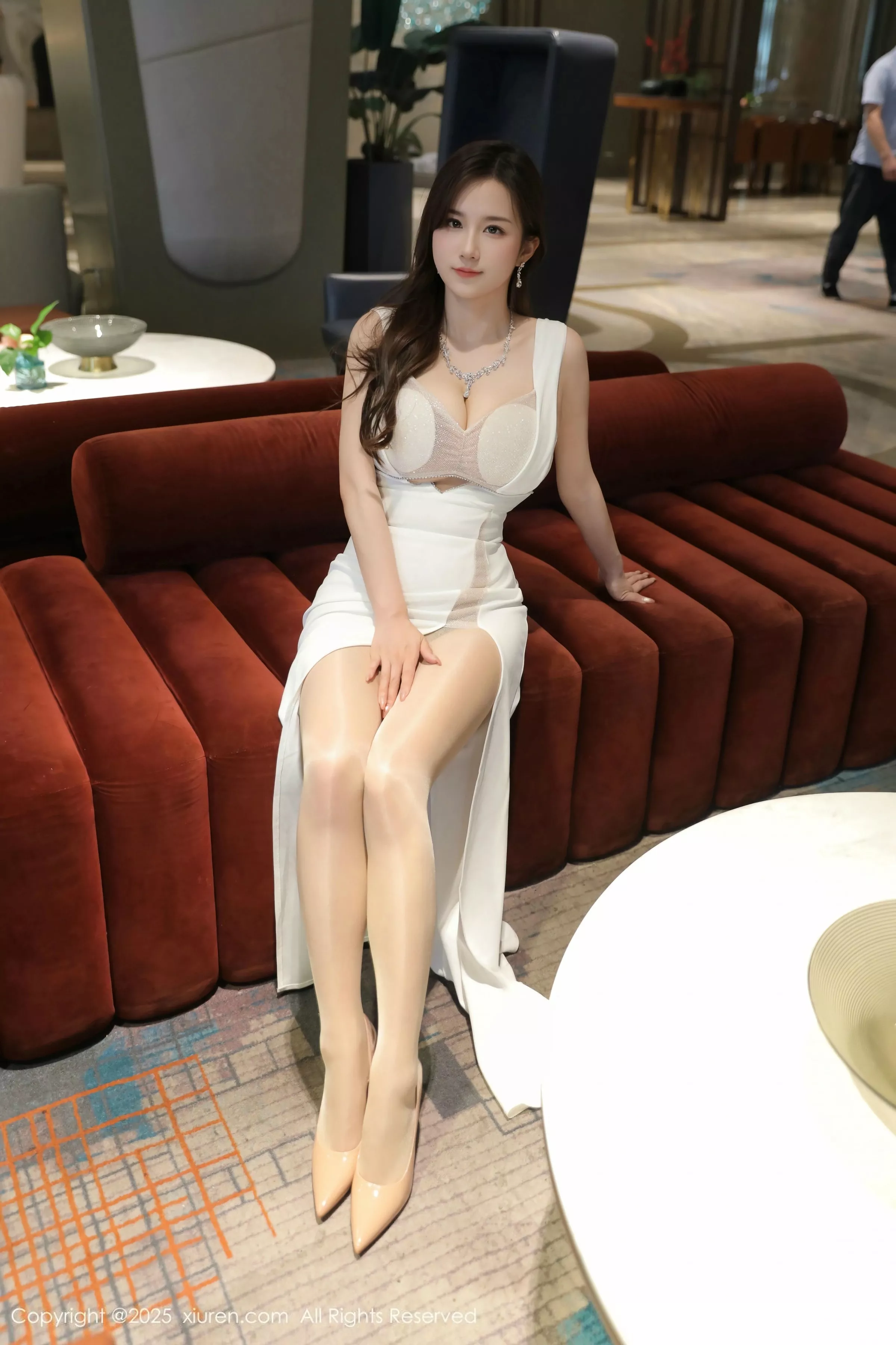 [XiuRen]高清写真图 2025.06.18 No.10429 小肉肉咪 白色礼服