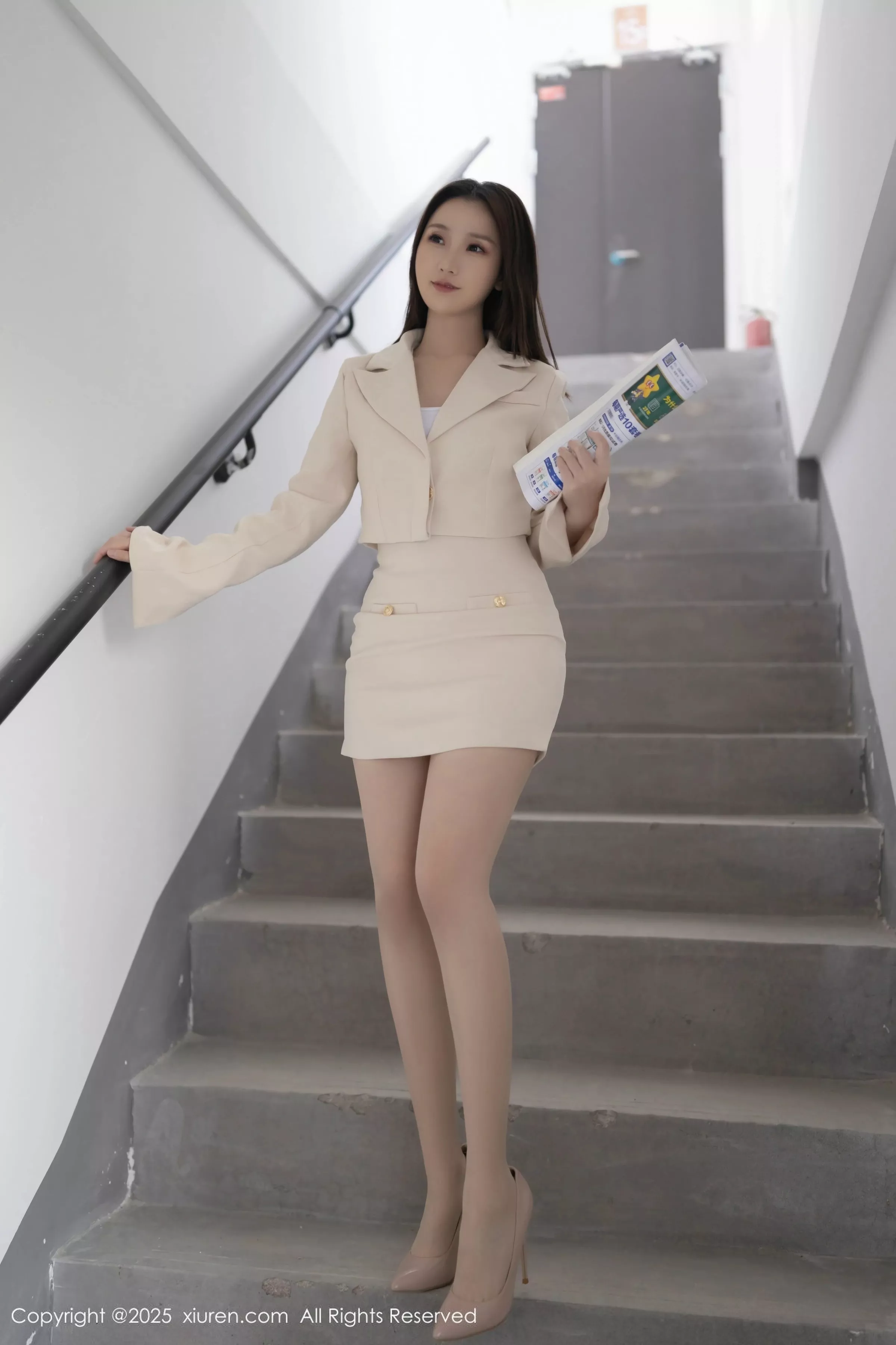[XiuRen]高清写真图 2025.06.18 No.10428 杏子Yada 浅色短裙