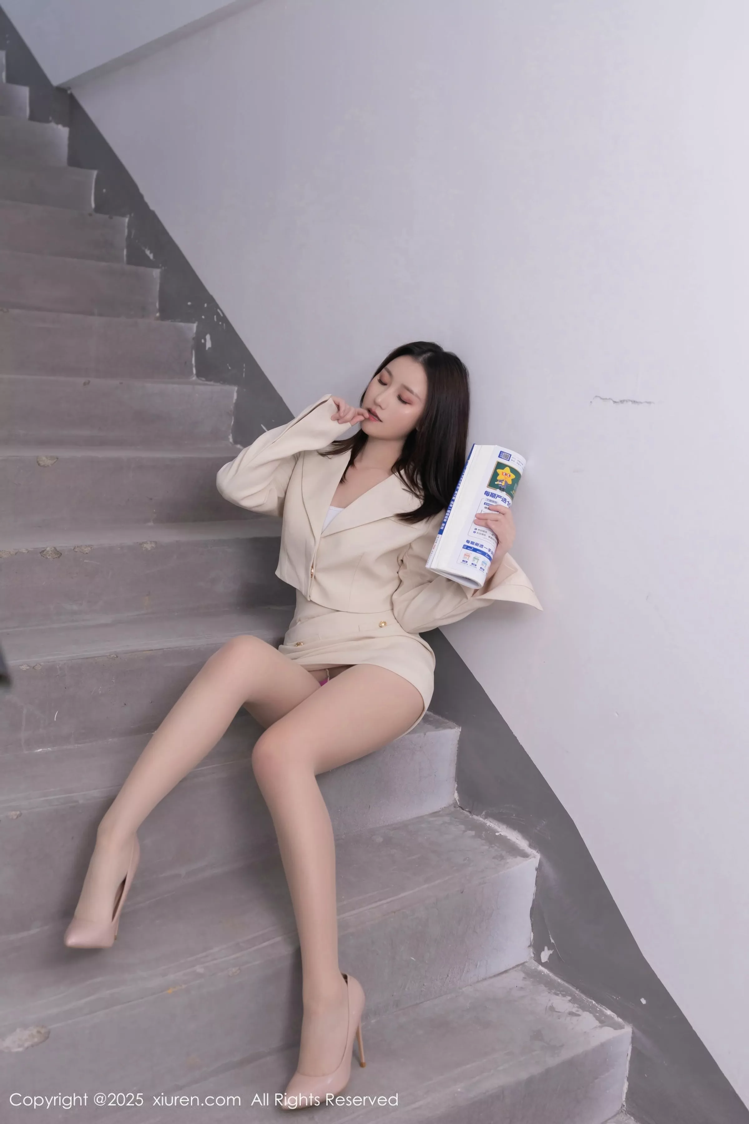 [XiuRen]高清写真图 2025.06.18 No.10428 杏子Yada 浅色短裙