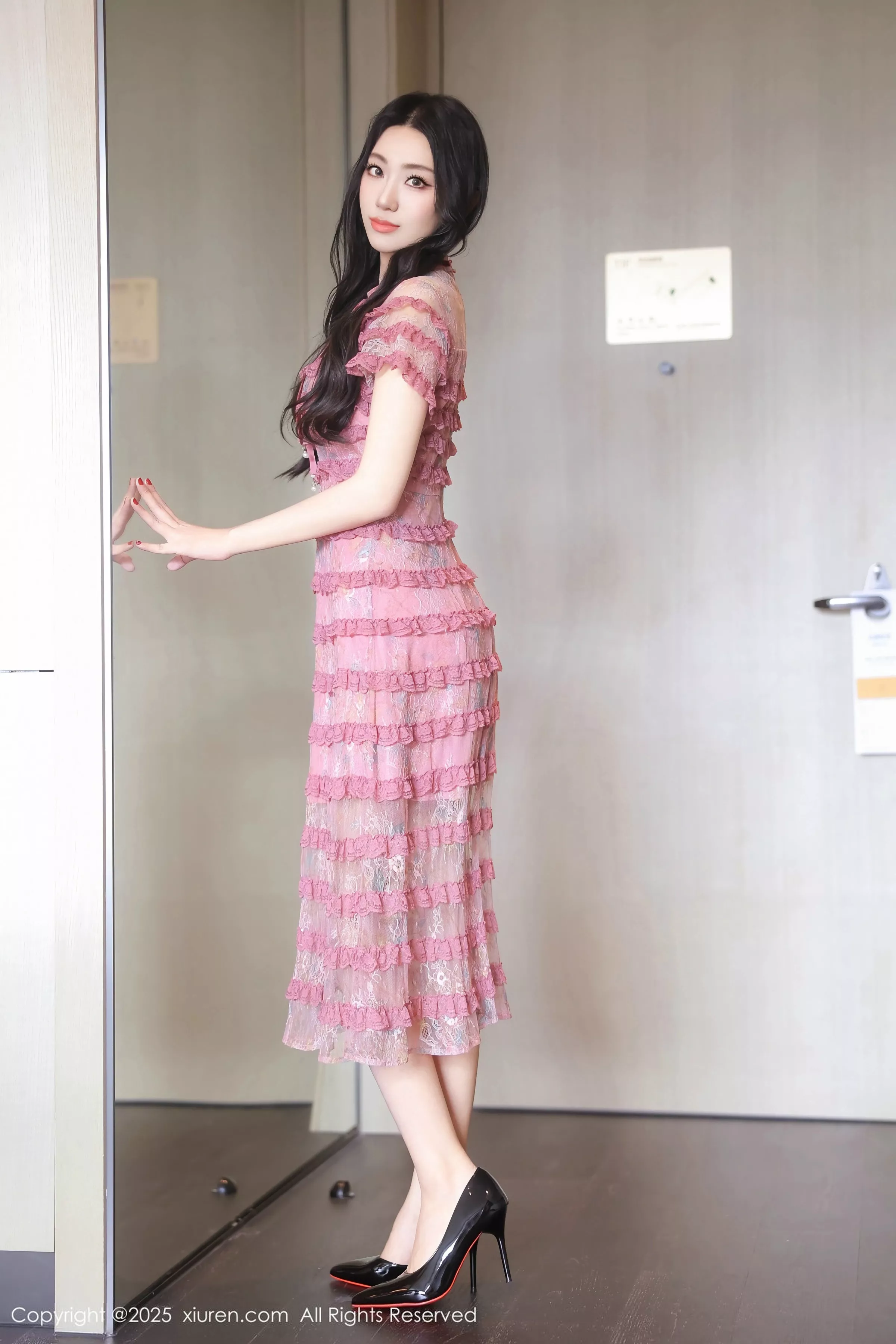 [XiuRen]高清写真图 2025.06.25 No.10459 桑宁 紫色连衣短裙