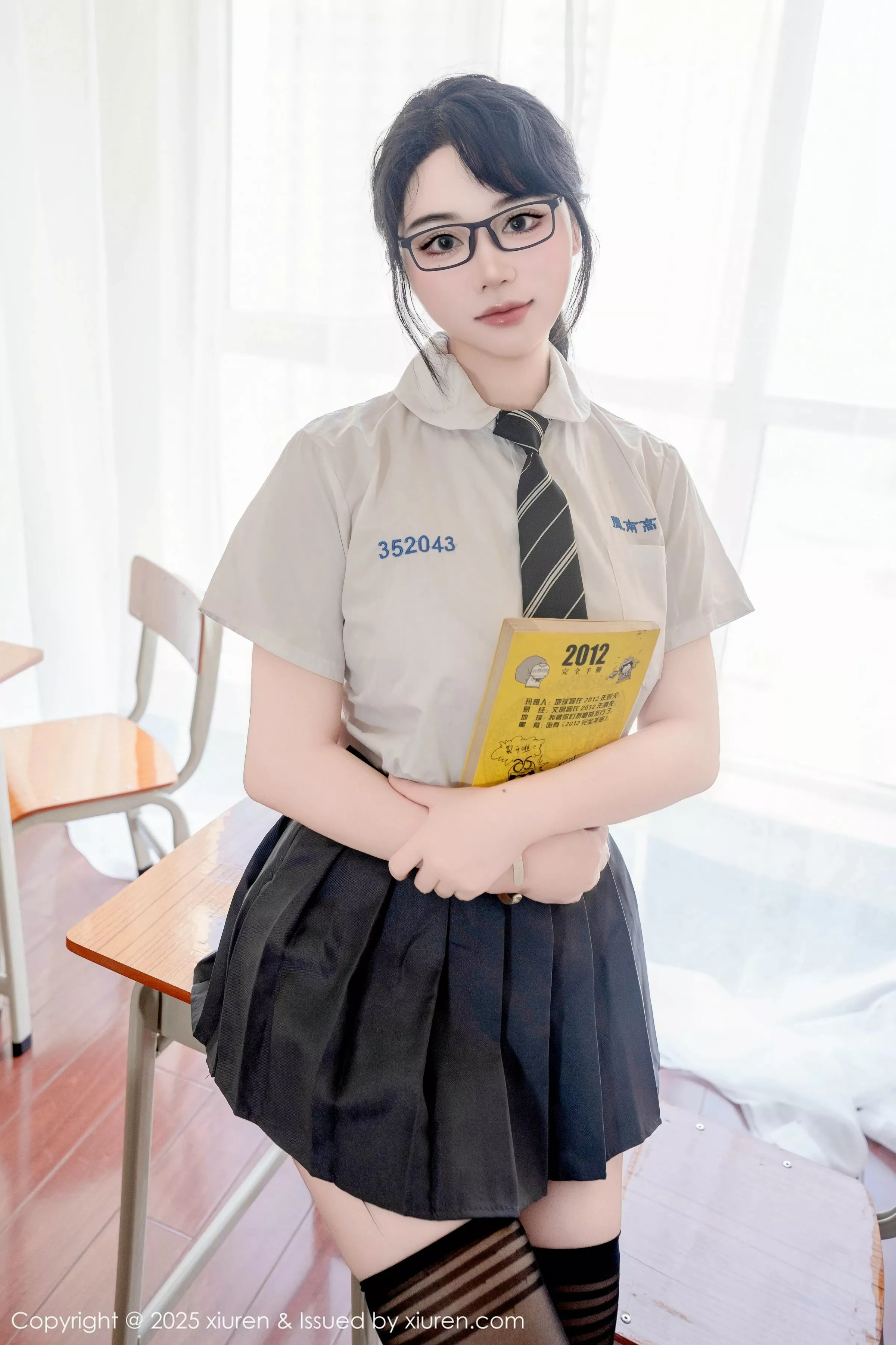 [XiuRen]高清写真图 2025.07.10 No.10530 汐汐爱吃草莓 学妹服饰