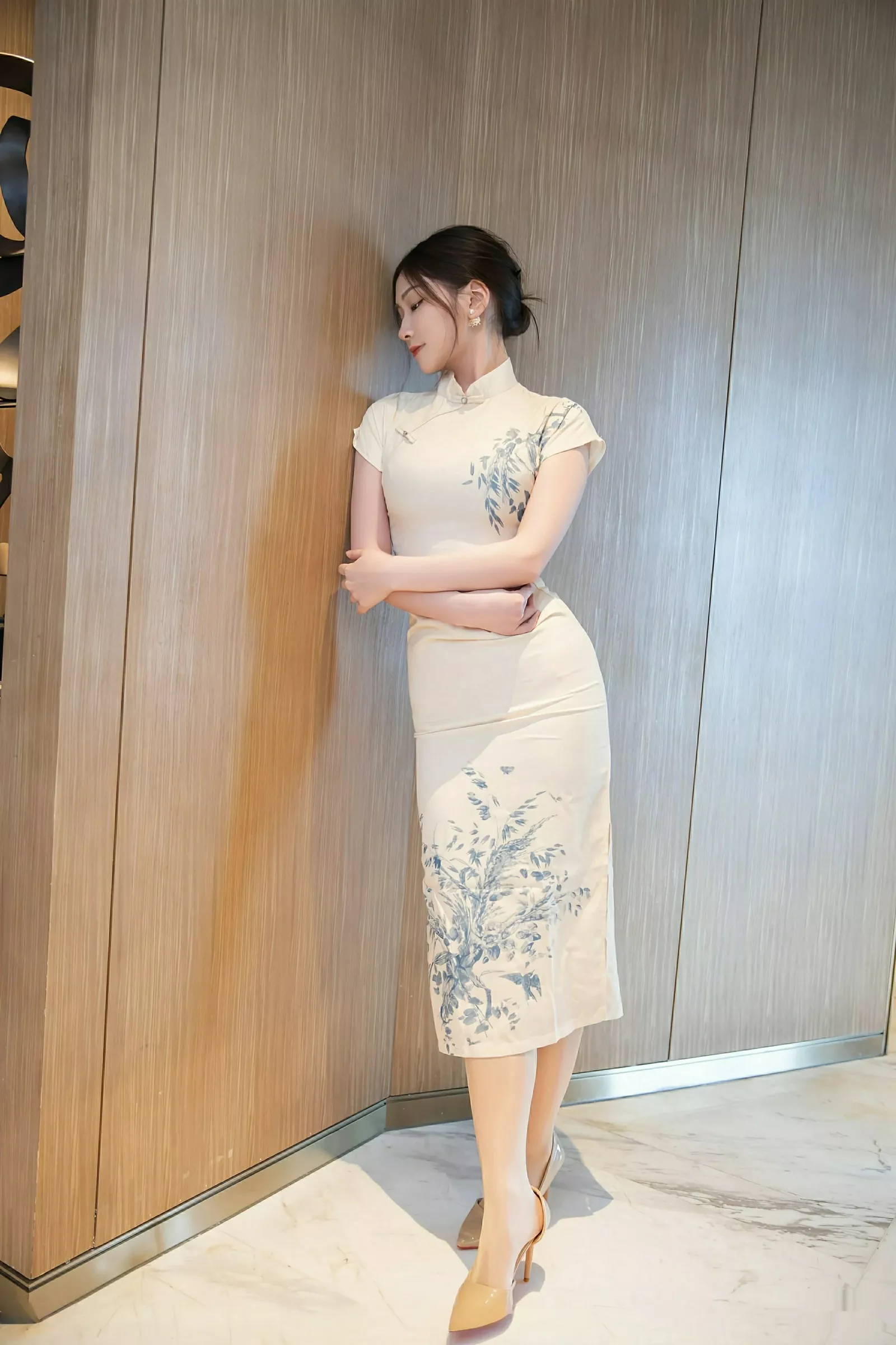 [XiuRen]高清写真图 2025.07.31 No.10605 刘婷婷 浅色旗袍