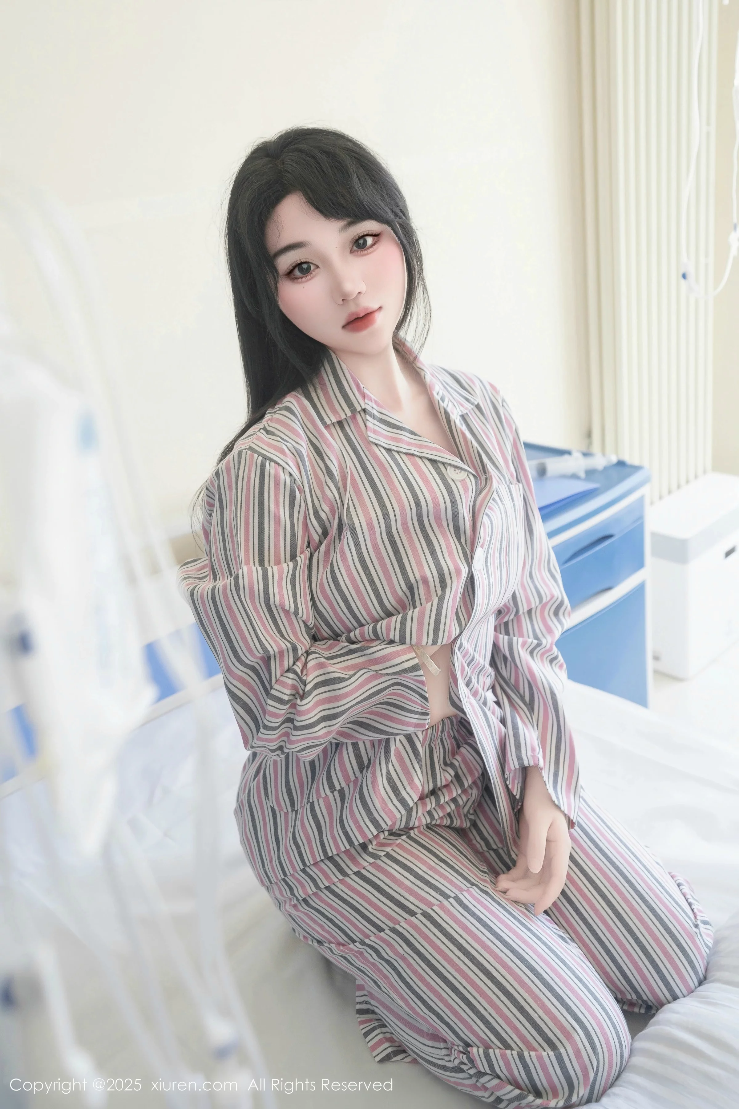 [XiuRen]高清写真图 2025.08.14 No.10648 汐汐爱吃草莓 舌吐莲花
