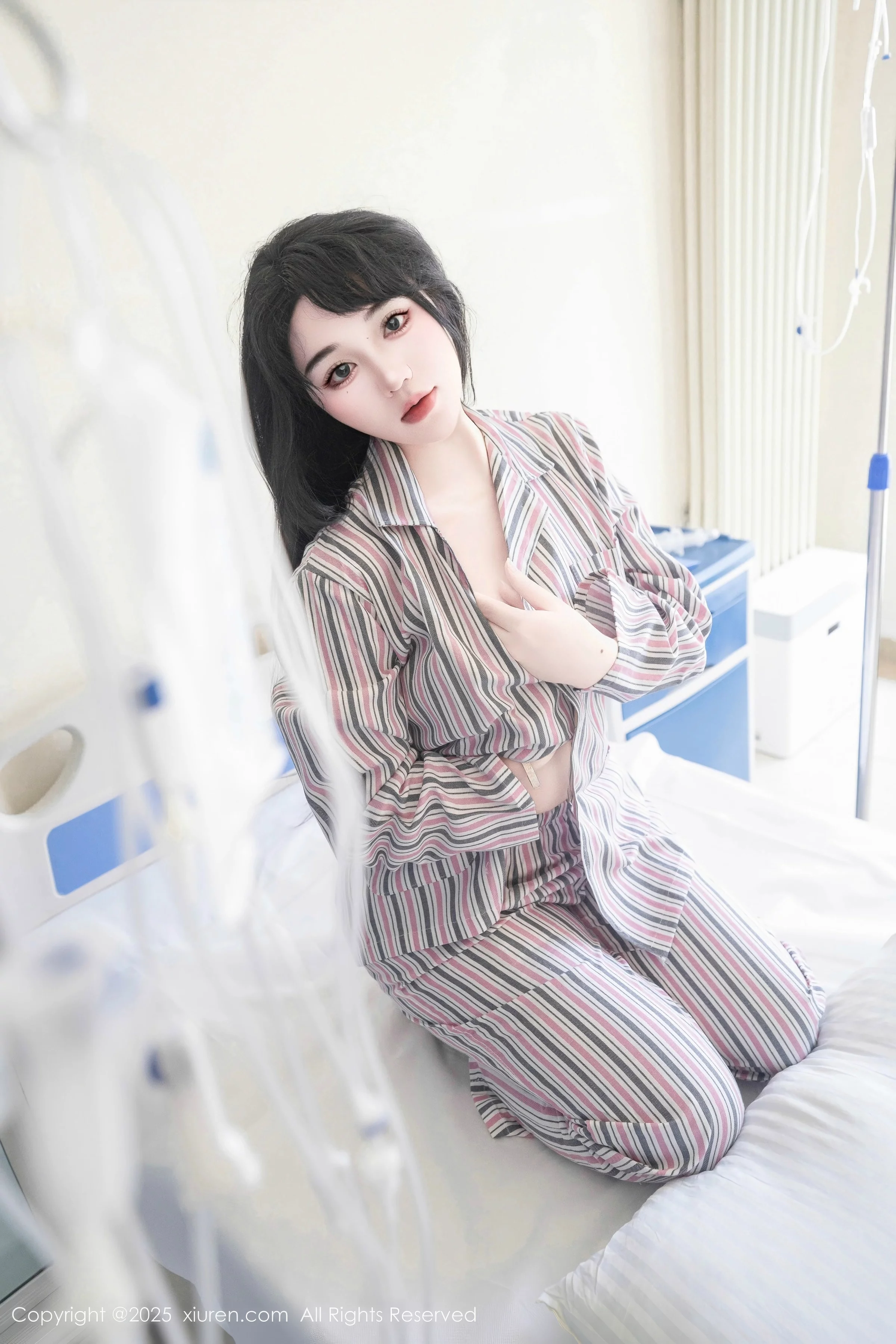 [XiuRen]高清写真图 2025.08.14 No.10648 汐汐爱吃草莓 舌吐莲花