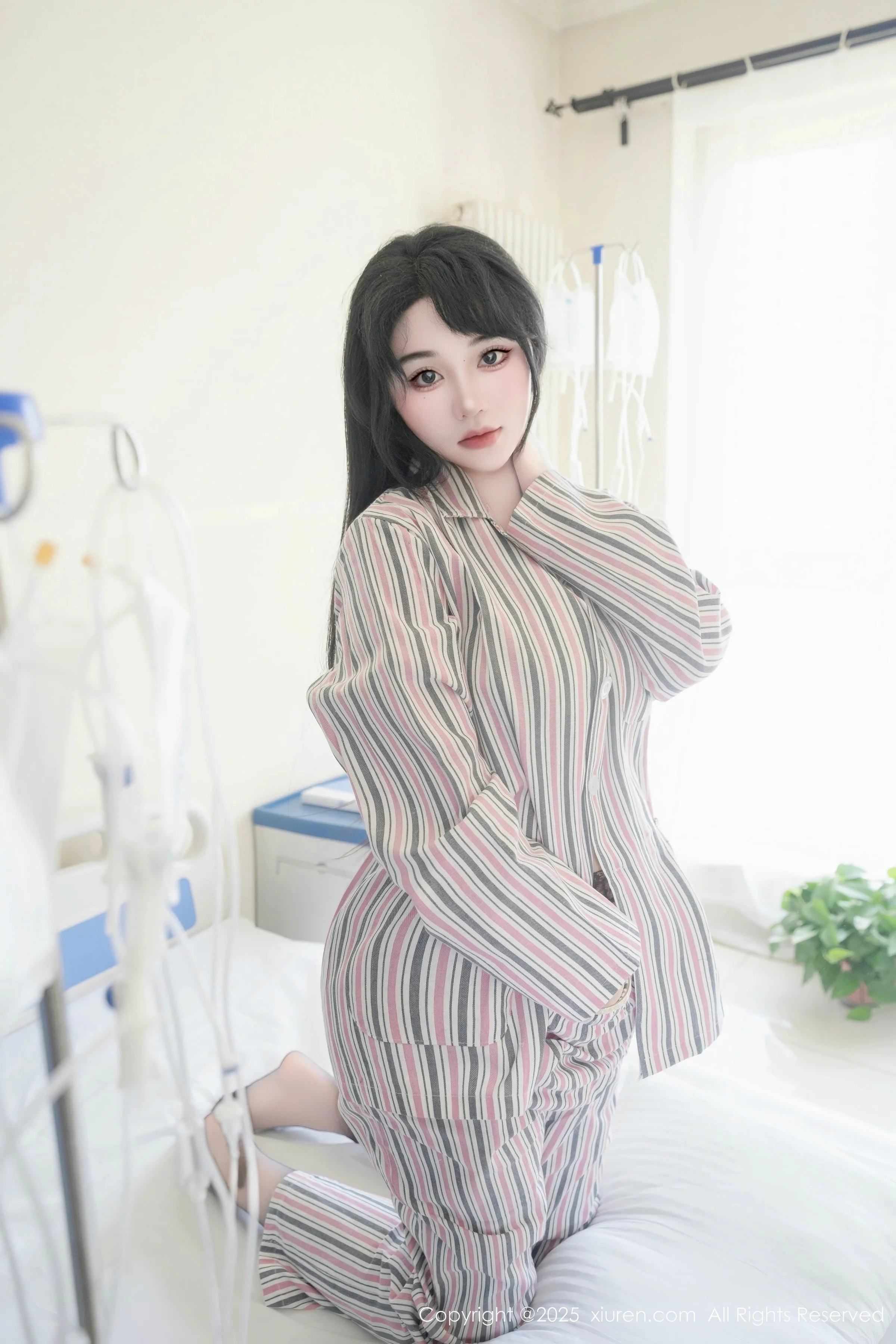 [XiuRen]高清写真图 2025.08.14 No.10648 汐汐爱吃草莓 舌吐莲花