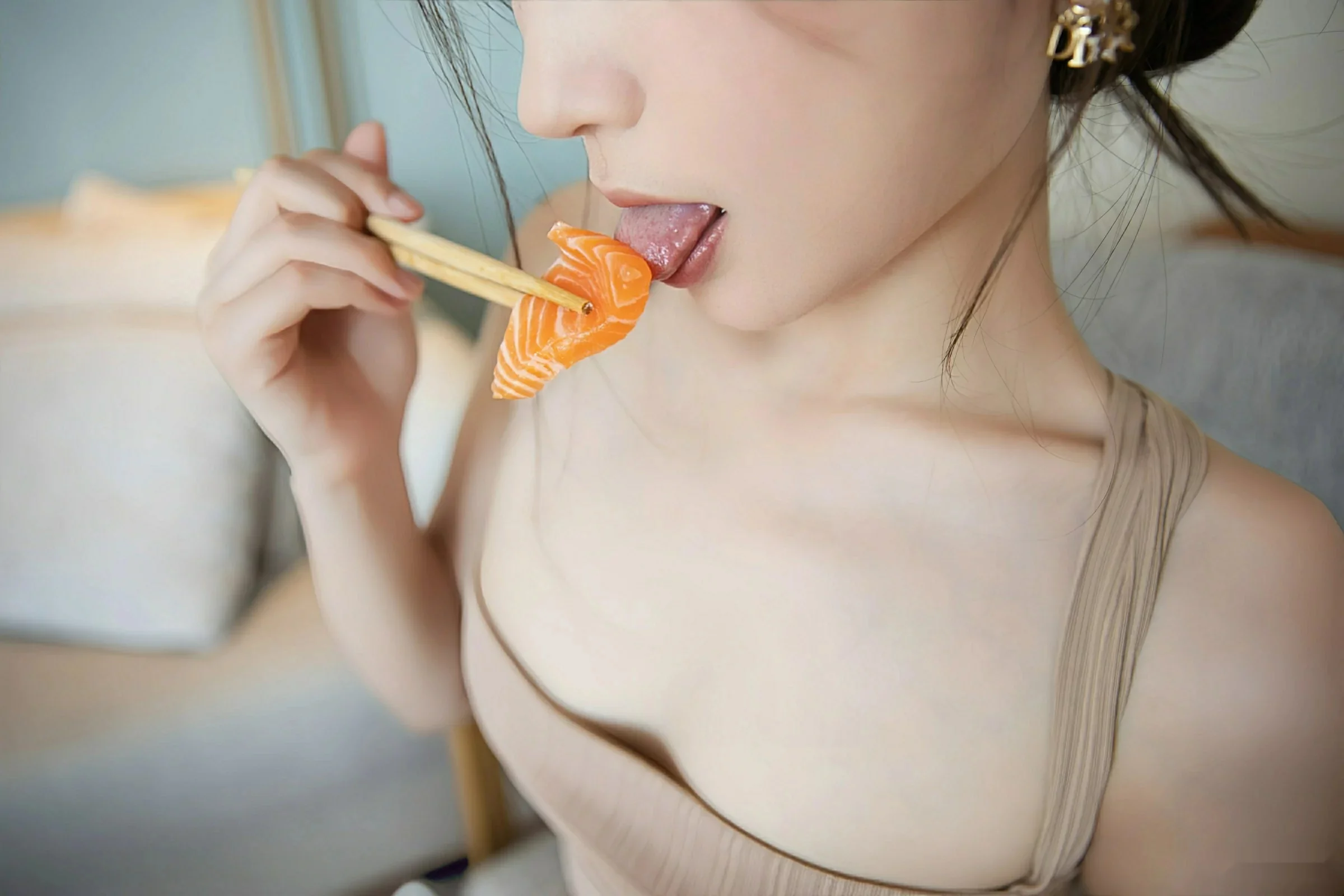 [XiuRen]高清写真图 2025.08.22 No.10678 刘婷婷 肉色连衣裙