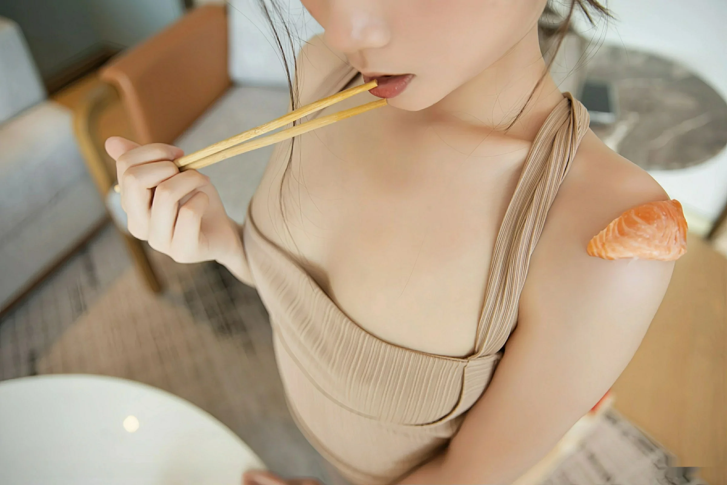 [XiuRen]高清写真图 2025.08.22 No.10678 刘婷婷 肉色连衣裙