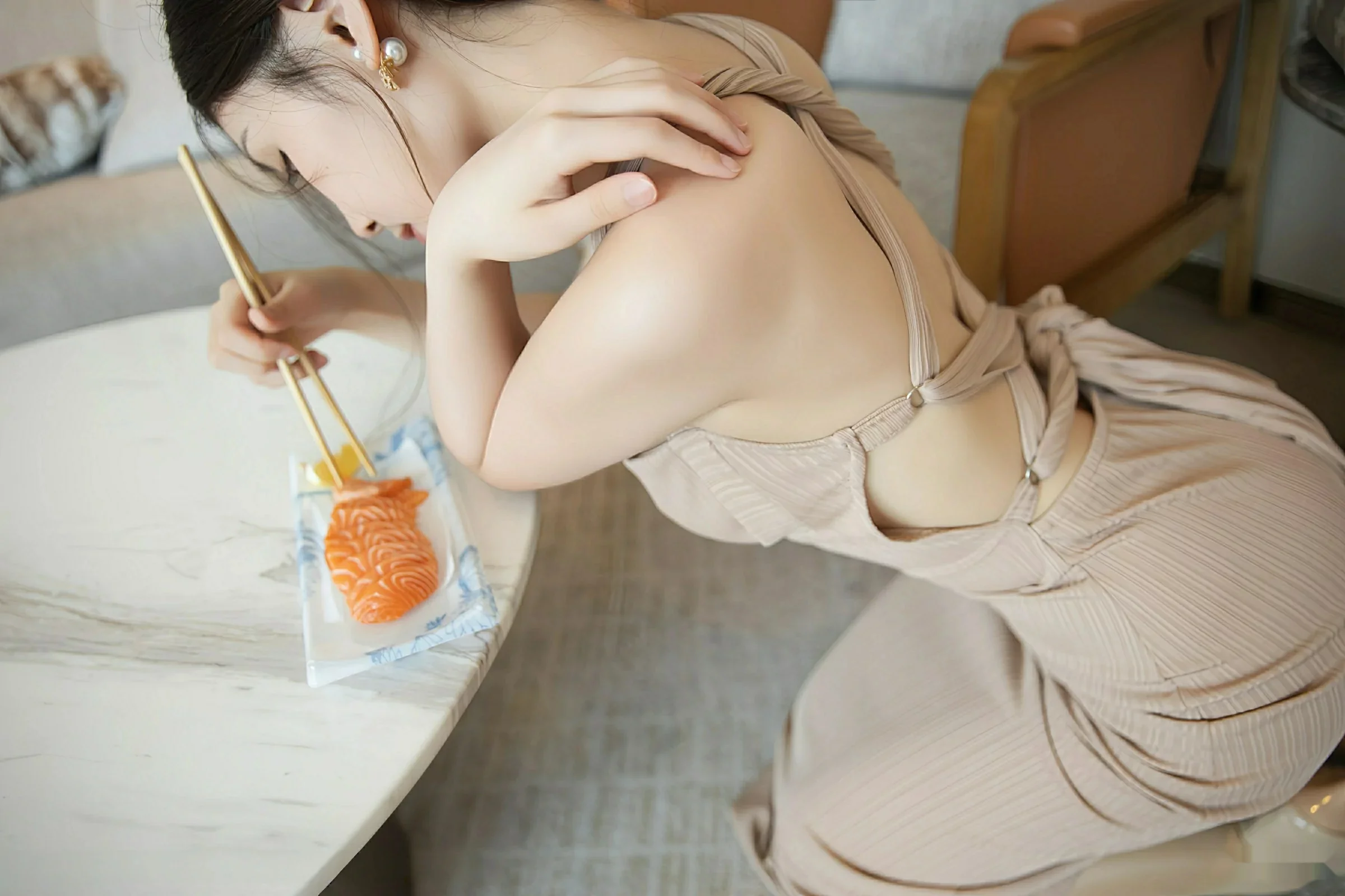 [XiuRen]高清写真图 2025.08.22 No.10678 刘婷婷 肉色连衣裙